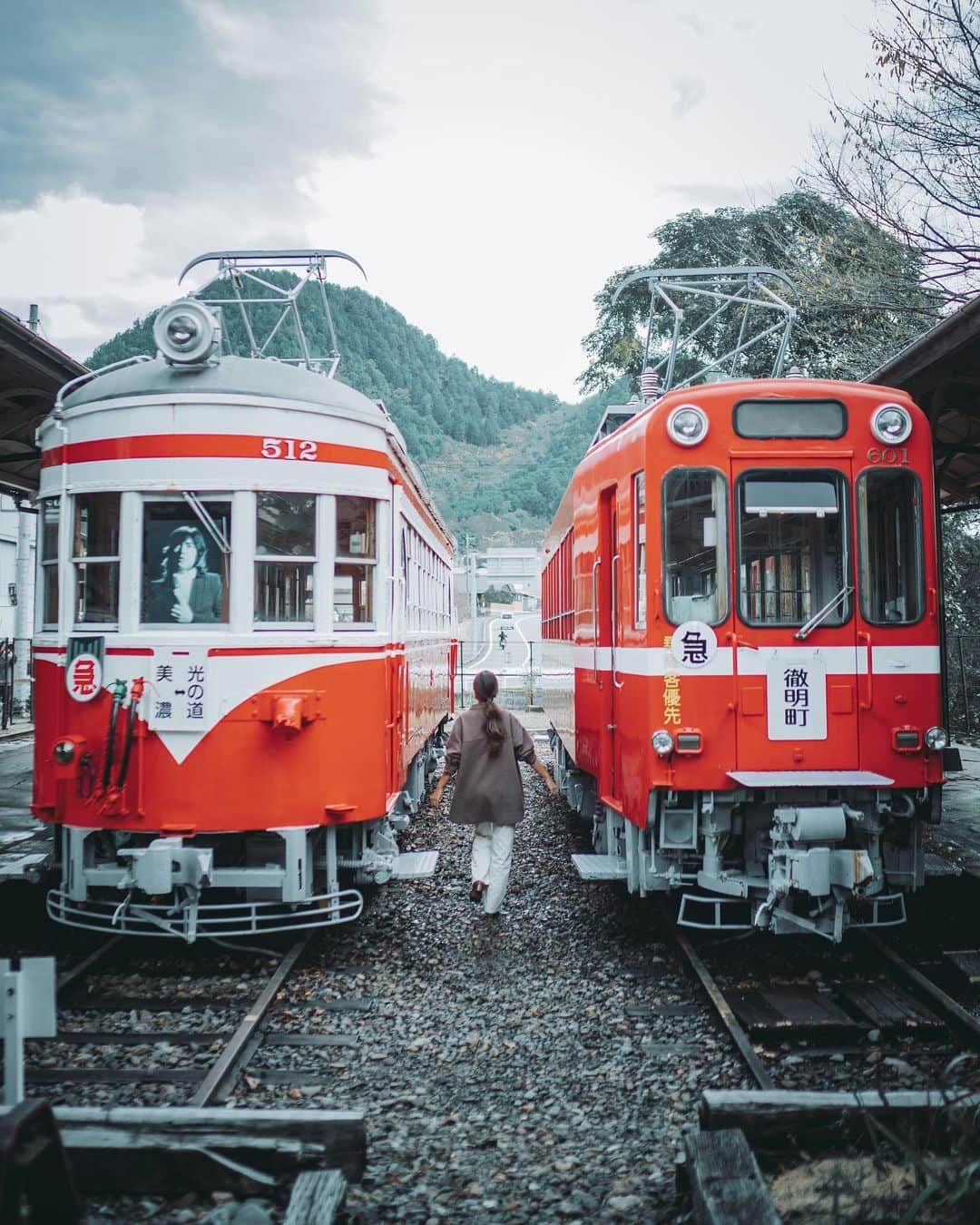 wacameraのインスタグラム：「#フェアフィールド道の駅 の旅　Day3 最終日のこの日は、帰るまで美濃の街を堪能したのだけど…運転してる時に、街の至る所、個人の家の窓、商店街のシャッター、お店のショーウィンドウ、どうも視線を感じる。その理由がこの旧美濃駅で判明したの。おわかりいただけるだろうか。 この車両の左側、中央の窓に視線を感じませんか…？ そう、美濃市はあの野口五郎さんの出身地！！どうりで町中が野口五郎であふれていた✨わけねー！  というわけで、うだつの上がる街並み、旧美濃駅をまわってきたのでした。「うだつが上がる」ってよく聞くし使い方もわかっていたけど、そもそもうだつってなに？！と無知だった私。 たまたま通りかかったおじいさんがどこから来たの？と話しかけてくれたので恥を忍んで聞いてみたら… うだつって写真2枚目の屋根にある小さな瓦の三角屋根のようなもののこと。実はこれ、隣との境に立てるもので木造住宅が火事になると丸焼けになってしまうため、延焼を防ぐものなんだとか。 じゃ、なぜ出世するとうだつが上がる、とかいうのか聞いてみたら、このうだつを建てることは物凄くお金が必要だったため、出世してないと(稼ぎがないと)この「うだつをあげる」ことができなかったからだそうなー！なるほど、この歳になってまた賢くなってしまった！！！✨  美濃市は和紙でも有名で、私たちも和紙すき体験を美濃和紙の里会館というとこほで500円でしてきたの。時間も30〜40分くらいで体験できてお土産としても残るので嬉しかった💛  初めてのことばかりを体験した、フェアフィールドバイマリオット　@fairfieldmichinoeki に泊まる女子旅はこれにておしまい。  この時期でもレンタカーやマイカーで安心してまわれたし、道の駅好きな私は滞在先が道の駅のすぐ側、というのがお気に入りの旅になりました。全国のフェアフィールド旅をしてみたくなったなー🚗  みなさんの次の旅の参考になれば嬉しいです。  📍旧美濃駅 📍うだつの上がる街並み」