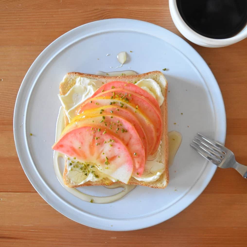 山崎佳のインスタグラム：「Today’s breakfast. 実家からたくさんの果物と一緒に届いた、ムーンルージュという種類のりんご。「注目！皮をむかずに輪切りしてみて！」というメモと一緒に。 切ったらこんな感じ、すごくきれいな色！」