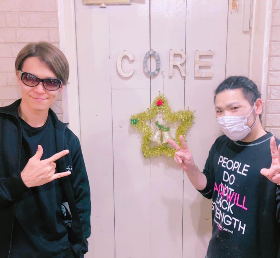 SHINPEIのインスタグラム：「新宿COREさんで、久しぶりに髪のカットとカラーをしてきました！﻿ ﻿ お店がクリスマスデコレーションしてて、なんかウキウキしたなぁ。﻿ ﻿ 12月はライブとか色々動くので、このタイミングでスッキリ整えられて良かったです。﻿ 山田くん、スタッフの皆さんいつもありがとうございます！﻿ ﻿ #新宿﻿ #CORE﻿ #新宿CORE﻿ #美容院﻿ #美容室」