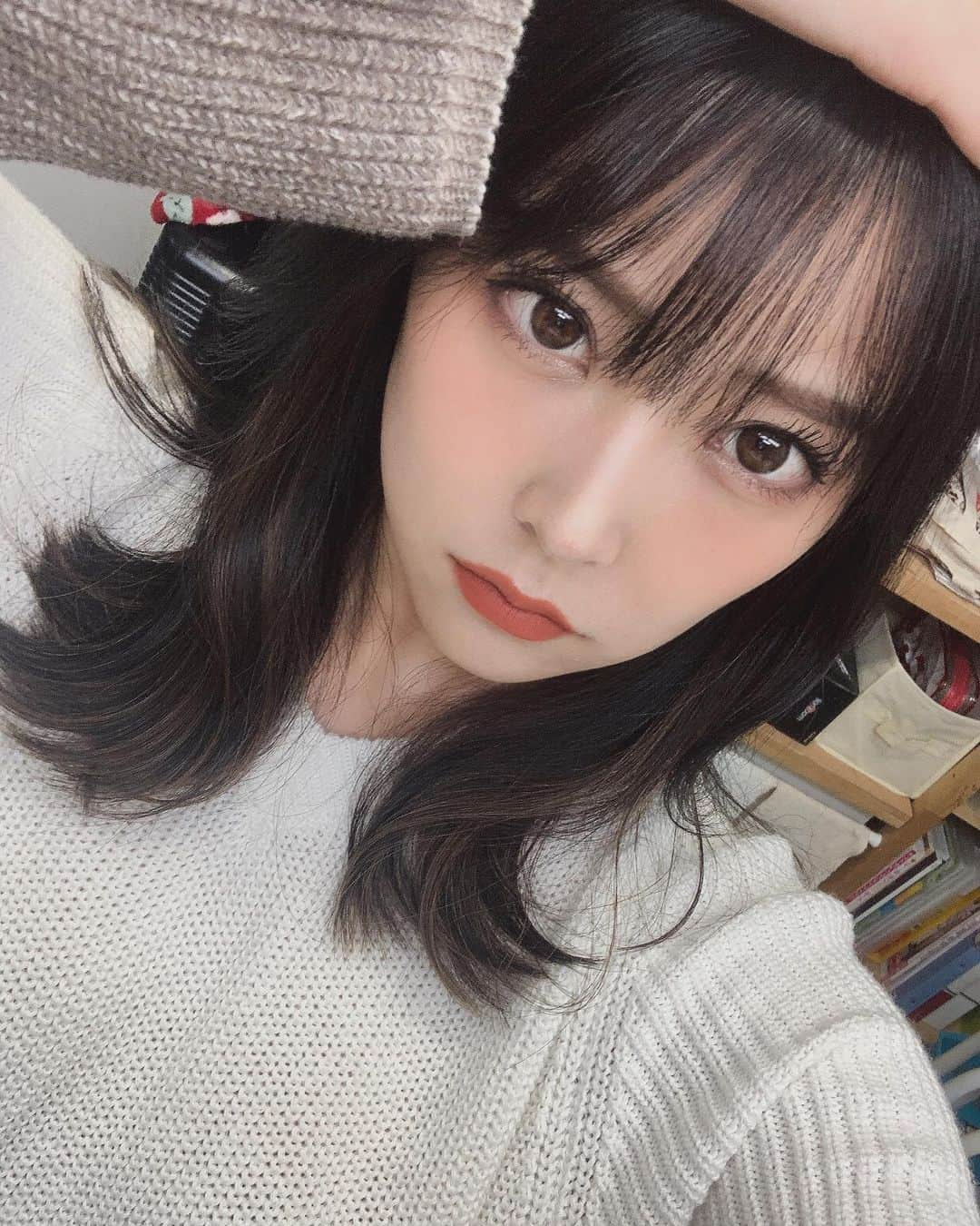 白間美瑠さんのインスタグラム写真 - (白間美瑠Instagram)「この髪の毛の長さ、、アレンジ楽しい☺️ ・ ・ 発売記念スペシャル配信！ 見て下さった皆さんありがとうございました！！たくさんの方に、『恋なんかNo thank you! 』届きますよ〜に❤️❤️」11月18日 21時51分 - shiro36run