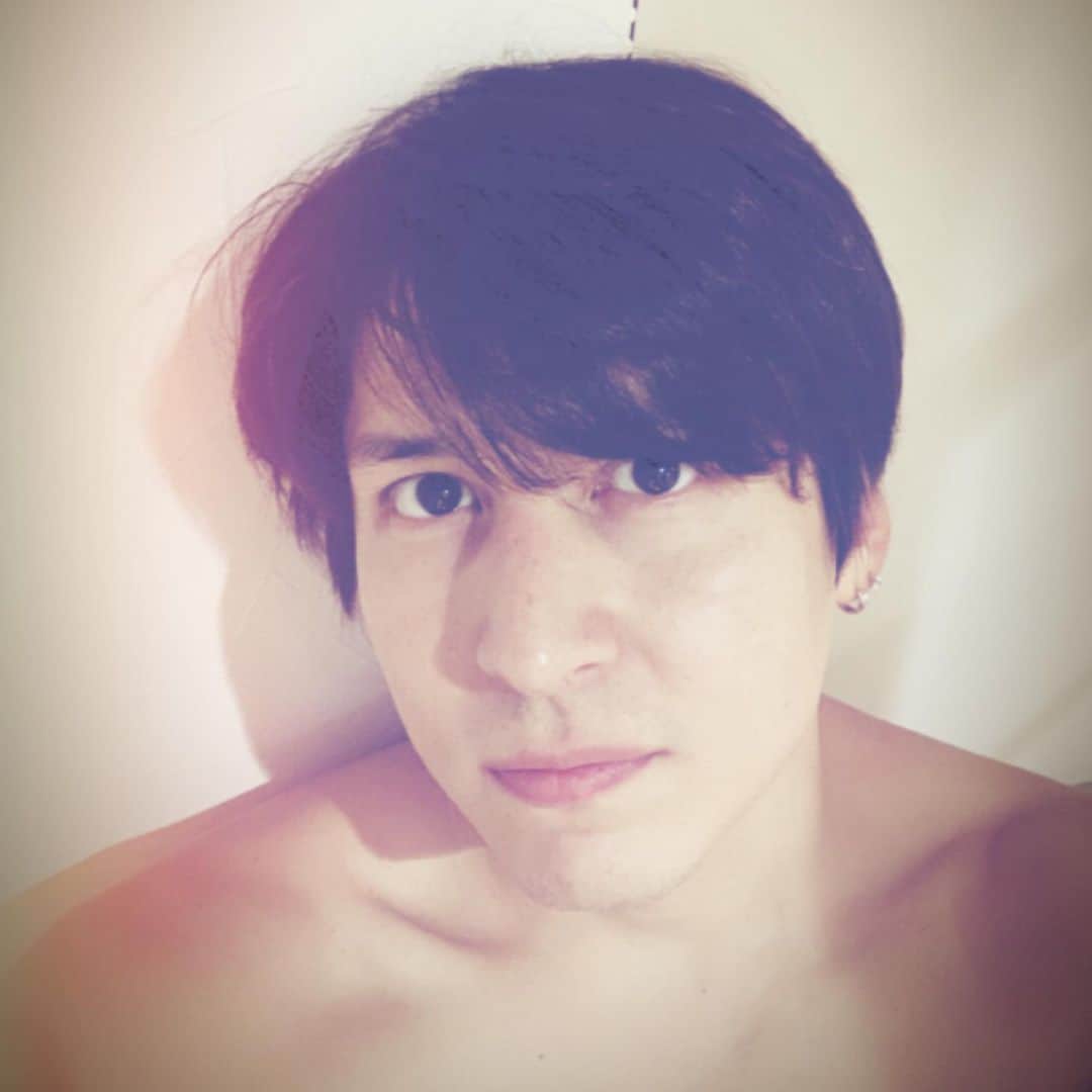 伊礼彼方さんのインスタグラム写真 - (伊礼彼方Instagram)「散髪してきました。 ジェリーくんは普段前髪上げてるけど、風呂上がりはこんな感じ。 さらさら。女性でいうスッピンだね。笑  今日はゆっくり出来たので、明日からまた刺激的な日々を追求します！ #ビューティフル2020」11月18日 21時53分 - irei_kanata