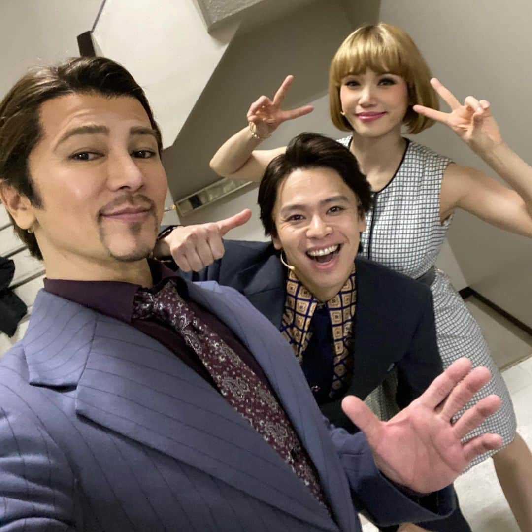 武田真治さんのインスタグラム写真 - (武田真治Instagram)「2020.11.28.まで#帝国劇場 にて上演している#キャロルキング の半生を描いたミュージカル『#ビューティフル』の舞台袖写真を公開🤳 バリー役の#中川晃教 さんとシンシア役の#ソニン さんの美しいハーモニーと楽しいお芝居は、今回の再演で更なる高みに🚀 僕のニューアルバム『Breath Of Life』でもコーラスをやってくれたMaria-Eちゃんが歌う#ロコモーション は唄も踊りもブっ飛んでるよ❗️ ドリターズやライチャスブラザーズの名曲を歌い上げ、拍手をかっさらうメンズ＆ルックス良し唄バカうまのレディース📸 出演者、演奏者、スタッフ全員が15日に受けたPCR検査陰性でした！お客様には安心してたっぷりと音楽のエネルギーを浴びて頂きたいです‼️ 劇場でお待ちしてます٩(^‿^)۶ #武田真治」11月18日 21時54分 - shinji.takeda