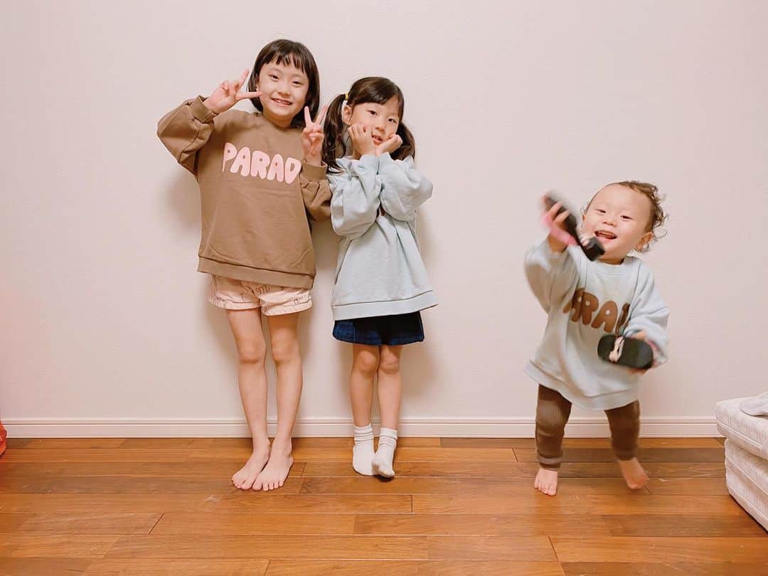 江原千鶴（エハラチヅル）さんのインスタグラム写真 - (江原千鶴（エハラチヅル）Instagram)「下駄をもってはしゃぐ末っ子長男。  服を買う時は子供達に何色にするか聞くんだけど、大体、みうは落ち着いた色、ふうちゃんはピンク、おとちゃんはブルー🤎💗💙  おとちゃんはうたくんとお揃いで喜んでた〜✨ トレーナーぶかぶかで着るのがかわいい！！  ふうおと→XLサイズ うた→Sサイズ  #次女#三女#長男 #末っ子長男姉三人 #子供服 @sunnyside_closet」11月18日 21時57分 - eharachizuru