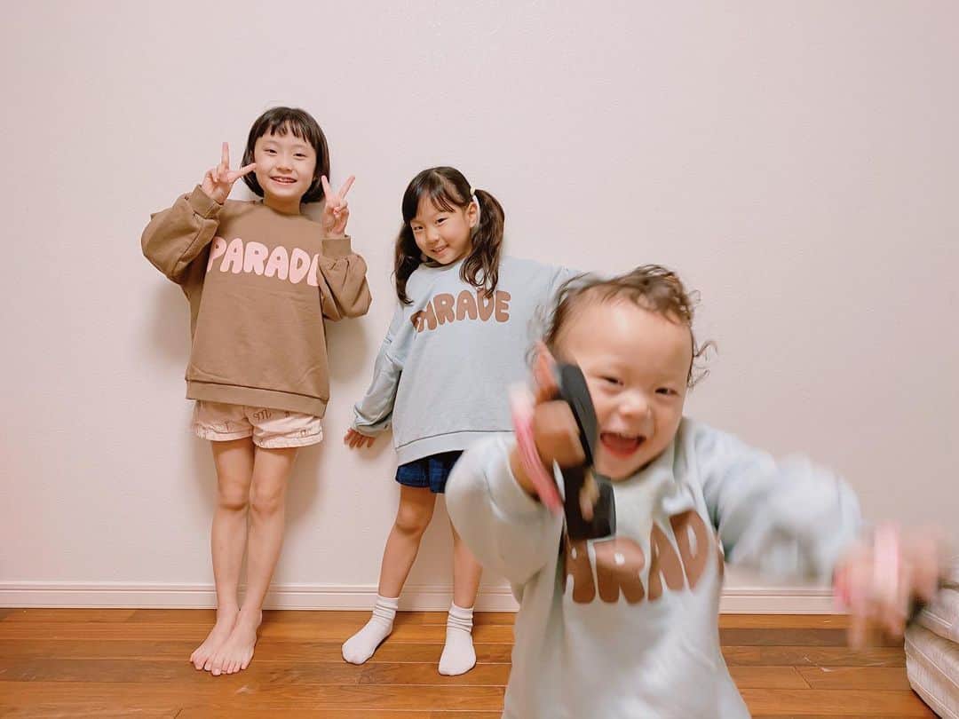 江原千鶴（エハラチヅル）さんのインスタグラム写真 - (江原千鶴（エハラチヅル）Instagram)「下駄をもってはしゃぐ末っ子長男。  服を買う時は子供達に何色にするか聞くんだけど、大体、みうは落ち着いた色、ふうちゃんはピンク、おとちゃんはブルー🤎💗💙  おとちゃんはうたくんとお揃いで喜んでた〜✨ トレーナーぶかぶかで着るのがかわいい！！  ふうおと→XLサイズ うた→Sサイズ  #次女#三女#長男 #末っ子長男姉三人 #子供服 @sunnyside_closet」11月18日 21時57分 - eharachizuru