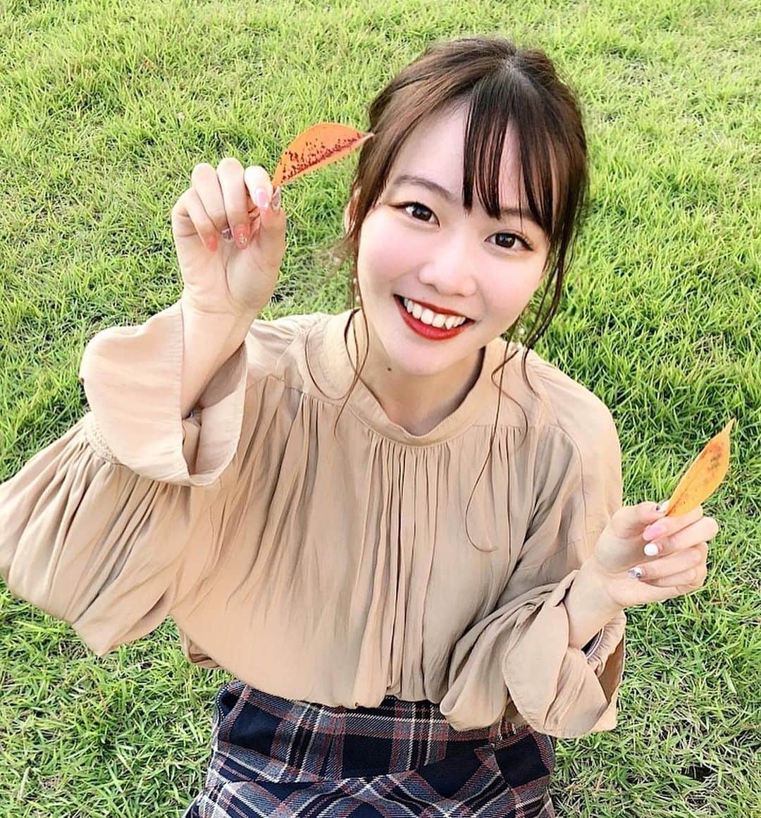 齋藤佳穂のインスタグラム：「いつも応援していただきありがとうございます😭💞  本日も毎日投票よろしくお願いします🙇🏻‍♀️🌟  #ミスキャン #ミスコン #公園 #公園コーデ #公園フォト #落ち葉 #落ち葉遊び」