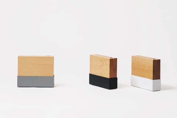 ideaco online storeさんのインスタグラム写真 - (ideaco online storeInstagram)「・ 木製包丁スタンド"knife stand" ・ 包丁が収まるスリットの中までお手入れが簡単にできるよう、 2枚の板に別れたセパレート仕様。 2枚の板は磁石でとまり、スチールの土台に収まります。 ・ 刃渡り19cm/刃身4.5mmまでの包丁を2～3本、 刃幅2.8cm/刃厚1.5cmまでのキッチンばさみ×１本 が収納できますよ☺︎ ・ ・ #ideaco#イデアコ#ナイフスタンド#包丁スタンド#包丁収納#キッチン収納#キッチン#台所#木製ナイフスタンド#シンプルキッチン#キッチンインテリア#シンプルな暮らし#暮らしを楽しむ #丁寧な暮らし#カフェインテリア#スマートキッチン#日々の暮らし#暮らし#日本製#japanesedesign#燕三条#ウッドキッチン#キッチンインテリア#リノベーション#賃貸インテリア#暮らしの道具#ナチュラルインテリア#kitchen#simpleinterior#kitchendesign#mykitchen」11月18日 21時58分 - ideaco_home