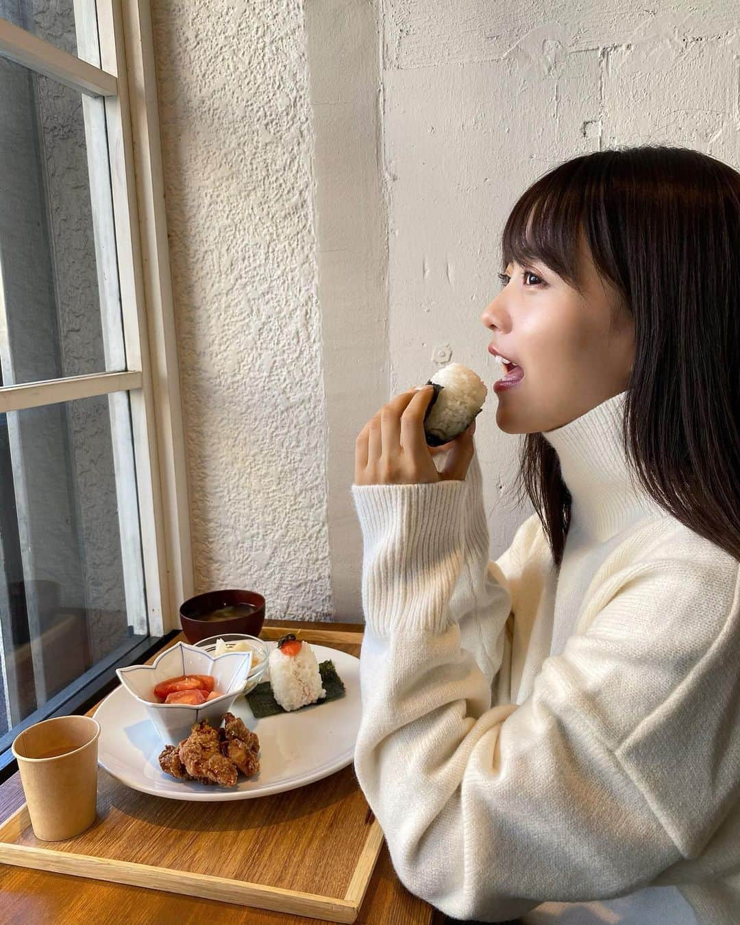 新田さちかさんのインスタグラム写真 - (新田さちかInstagram)「おにぎり美味しい〜っ😚💕  お味噌汁、お漬物、おうどん、 そぼく〜なものが すっごく美味しいときない？？  この日は高菜明太をチョイス🍙❣️  #おにぎり #さちカフェ #ランチ」11月18日 21時59分 - sachat__official