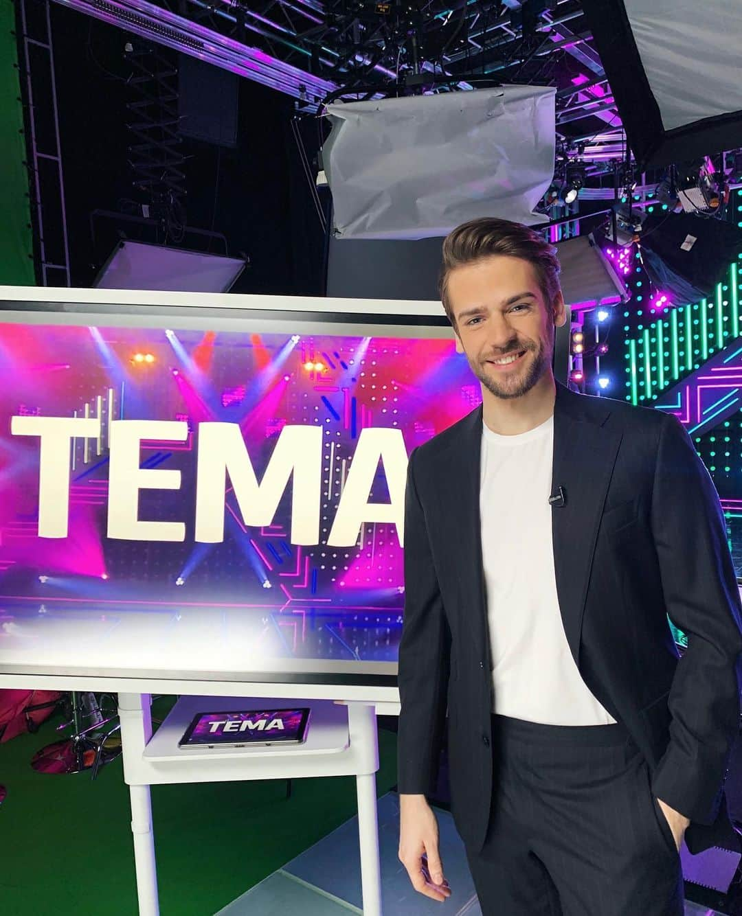 RU.TVさんのインスタグラム写真 - (RU.TVInstagram)「Артём Васт @artemvast будет ждать вас в 16:00 в программе #ТЕМА!  Сегодня обсуждаем ПОДАРКИ 🎁 😉 Что приятнее : дарить или получать? Что чаще происходит в вашей жизни? О каком подарке вы мечтаете ?)   Рассказывайте в комментариях под фото ☺️ А также присылайте свои ответы в наш WhatsApp / Viber  на номер +7 999 555 65 65  За образ ведущего благодарим @iconsuit_russia   #rutv #артемваст」11月18日 21時59分 - ru_tv