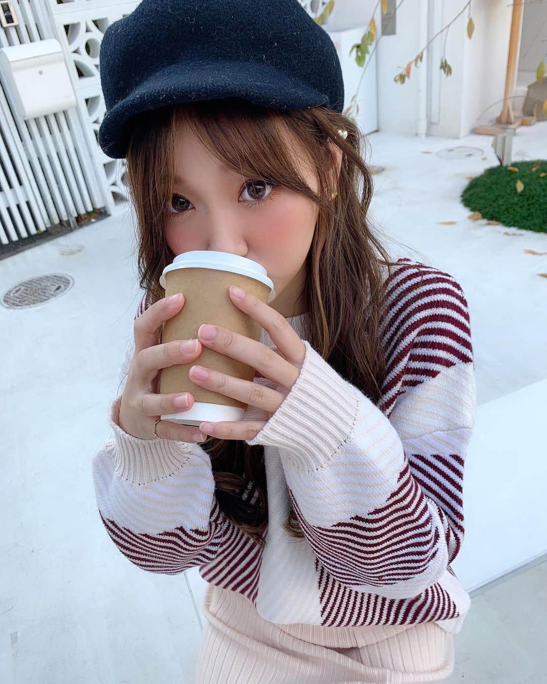 いっちゃん/嶋津 いつみのインスタグラム：「. . カフェラテは1日3杯。 . . . これだけは辞められん😭💨💨💨 . . . . ニットのセットアップは @spicaglow  の🙆‍♀️✨ . . . . . チクチクせんくて 柔らかいニットやから着心地いいし 暖かいしで気に入った❤️ . . . . ↓↓↓1000円引きクーポンコード 🌻クーポンコード:psh5000 . . . . .  #spicaglow  #spicaglowstyle  #関西  #関西サロモ  #サロンモデル #サロモ #いっちゃん  #フリーモデル #関西モデル  #あざといっちゃん #かわいっちゃん #いっちゃんコーデ #ブライダルモデル #フリーモデル #ヘアカラー  #ヘアアレンジ #くしゃ顔」