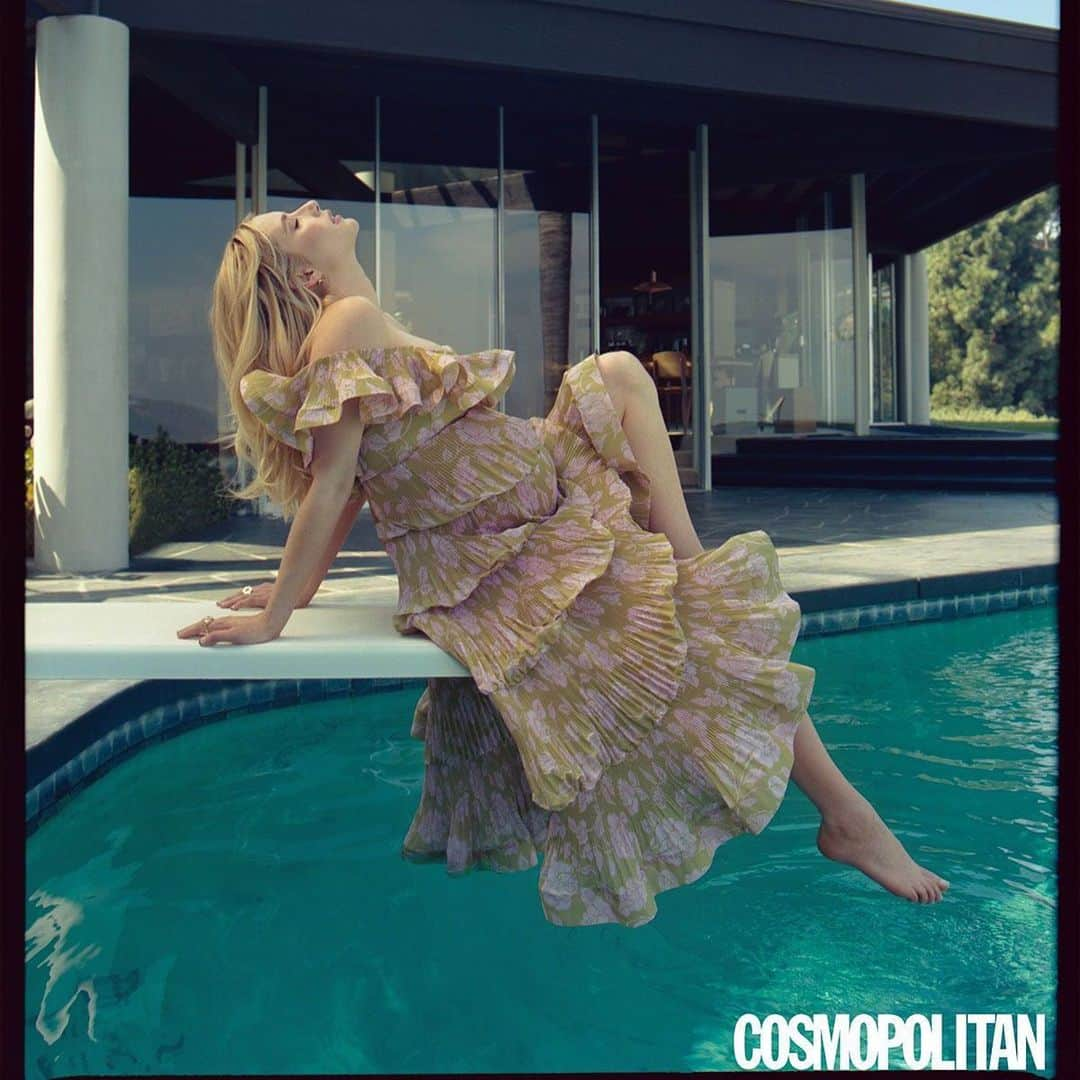 E! Onlineさんのインスタグラム写真 - (E! OnlineInstagram)「Screaming for this queen: Emma Roberts has become the first pregnant woman featured on the cover of Cosmo magazine. 💕  #EmpowHER (📷: @SashaSamsonova/cosmopolitan)」11月18日 22時01分 - enews