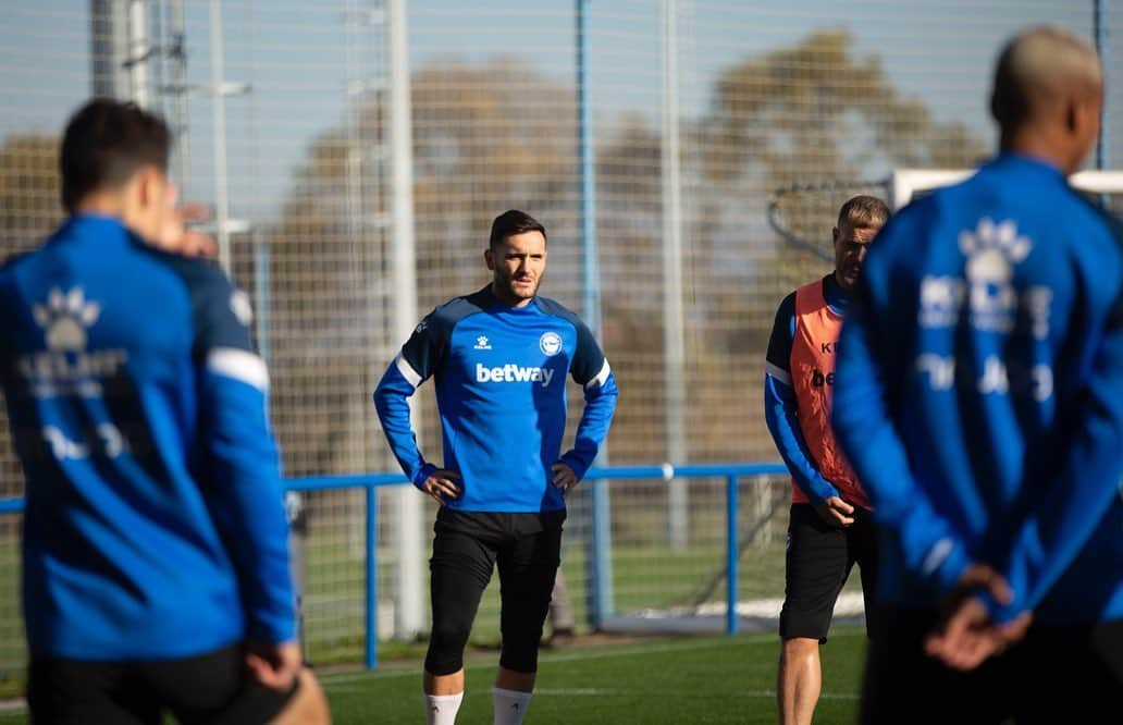 ルーカス・ペレスのインスタグラム：「Esto no para! 💪🏾⚽️ #equipo #goazenglorioso 🔵⚪️」