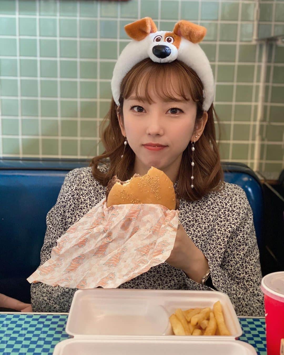 木下望のインスタグラム：「・ ・ マックス付けてたらキャストさんにめちゃいじられた。笑笑　なんだよー😤ってなた。笑笑  初めてのユニバはフライングダイナソーで鳥になった🦅楽しかった🦉  ハンバーガーは大きくないと興味ない🤘最強ハンバーガーだた🤘  #ユニバ #ユニバーサルスタジオジャパン #ユニバコーデ」