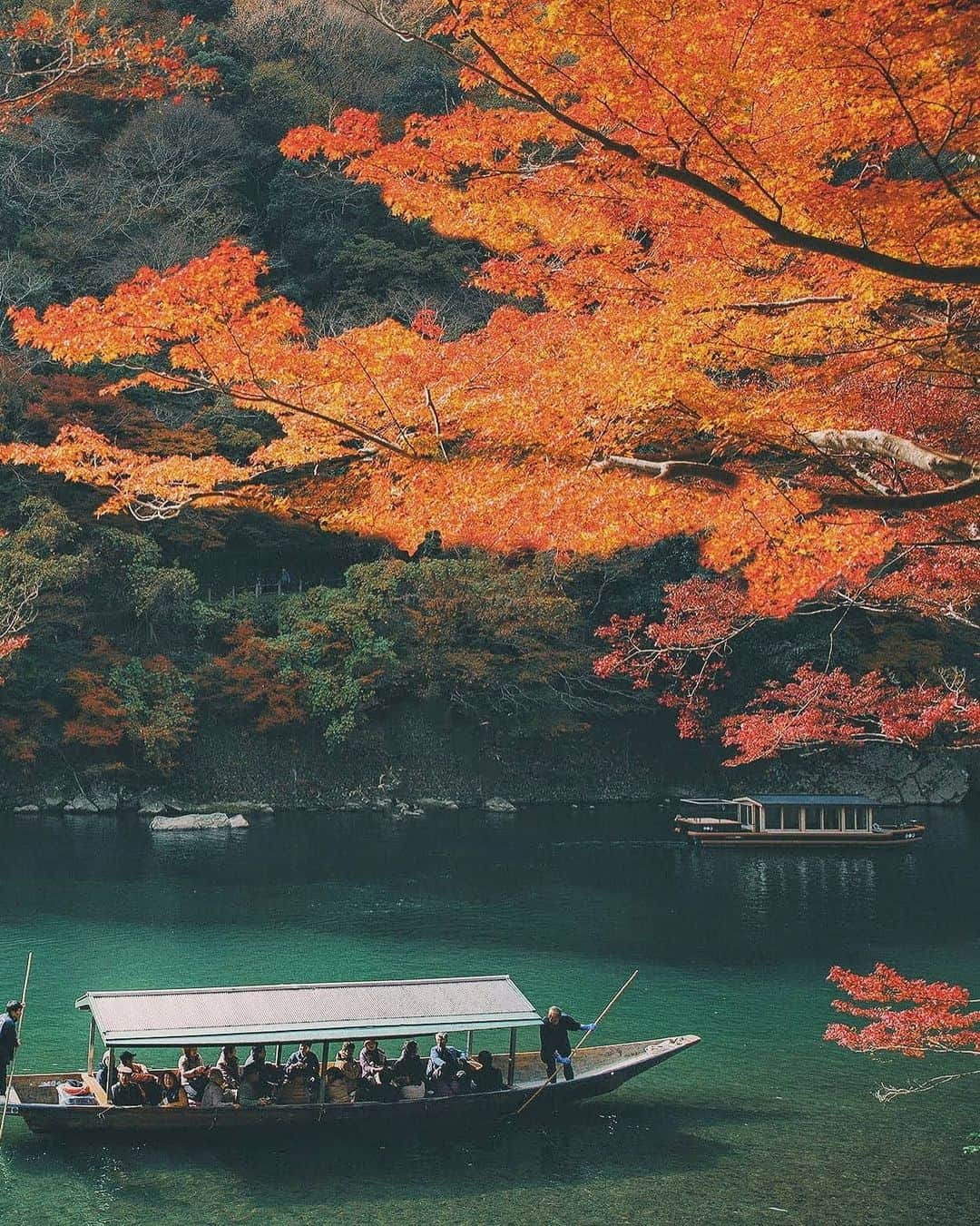 Berlin Tokyoさんのインスタグラム写真 - (Berlin TokyoInstagram)「Riding the current back in time, a wooden boat takes you on a tranquil journey through the splendid autumn foliage. . . . #hellofrom kyoto, #japan」11月18日 22時06分 - tokio_kid