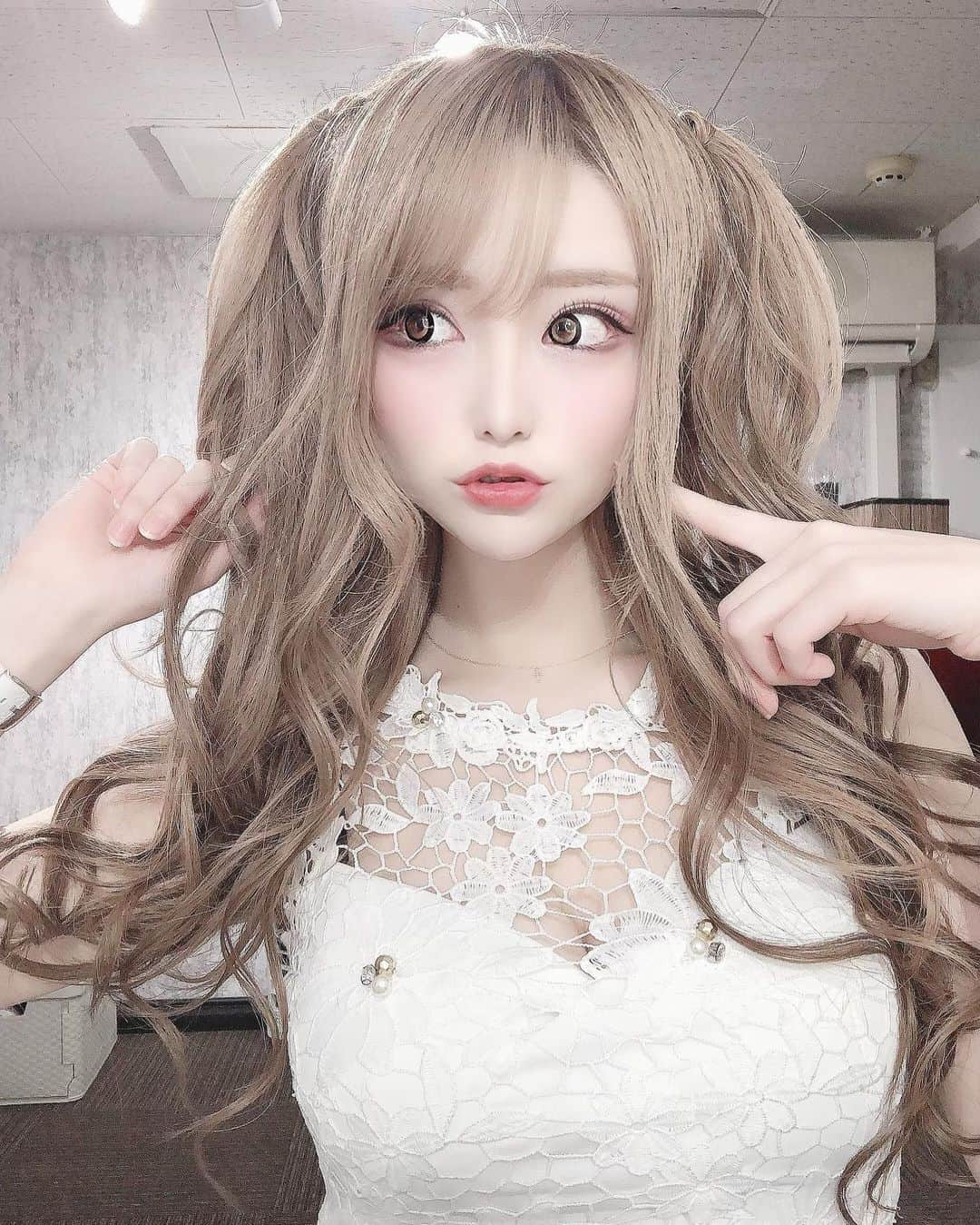 結城里華さんのインスタグラム写真 - (結城里華Instagram)「_ _ ハーフツインがすき🎀 _  #tokyo #日本 #東京 #新宿 #歌舞伎町 #キャバクラ #キャバ嬢 #ヘアセット #韓国 #방탄소년단 #박지민 #한국 #일본 #도쿄 #신주쿠 #세븐틴 #호시 #원어스 #건희 #followme #팔로미  #친구해요 #인친환영 #오오티디 #셀카 #셀카그램 #패션 #데일리룩 #좋아요 #ハーフツイン」11月18日 22時10分 - yuuki_rika