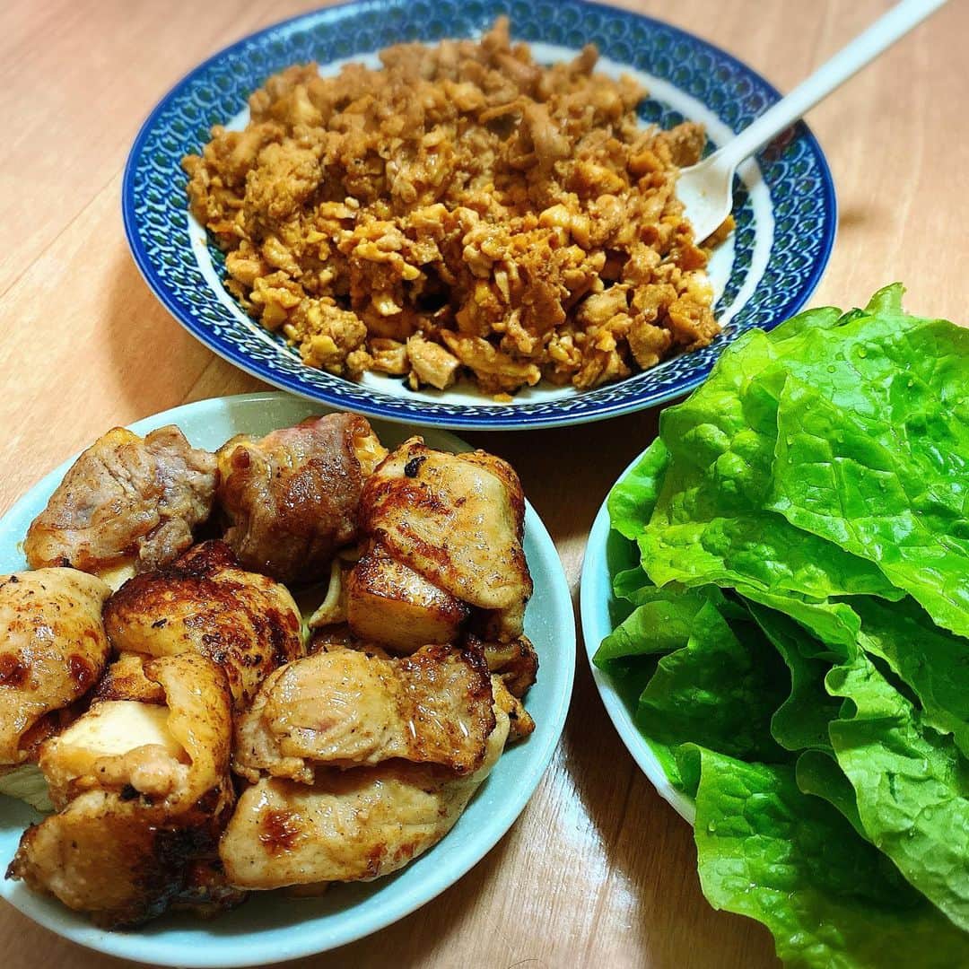 らりるRIEのインスタグラム：「・ ・ 今晩は余った鶏肉で適当に(笑 甜麺醤で味付けしました。 タイトルは『サンチュ🥬で巻き巻き‼️鶏皮で巻き巻き‼️おウチでわくわく‼️』です‼️‼️‼️‼️ ・ ナチュラルハイでおかしなテンション😣 ・ 今日は、中途半端な時間に寝るのはビミョーだと…ノン睡眠で色々やっていたので眠いです😣 皆様、おやすみなさい💤 良い夢を🍀✨✨ ・ ・ ・ #おやすみ」