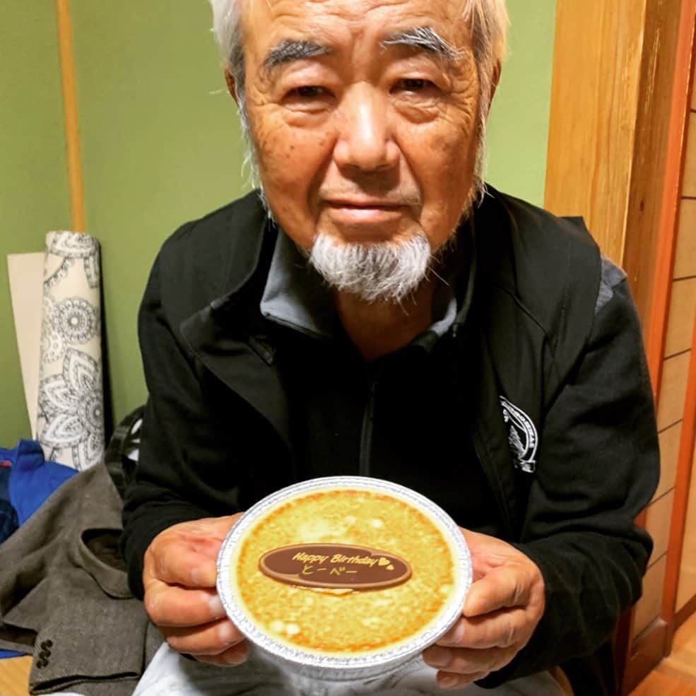 上田ユキエさんのインスタグラム写真 - (上田ユキエInstagram)「本日７９歳の父。スピード違反で覆面パトカーに捕まりながらやってきました。一体いつまでやんちゃなんでしょうか。 #happybirthday #dad #父#父似」11月18日 22時11分 - yukie_ueda