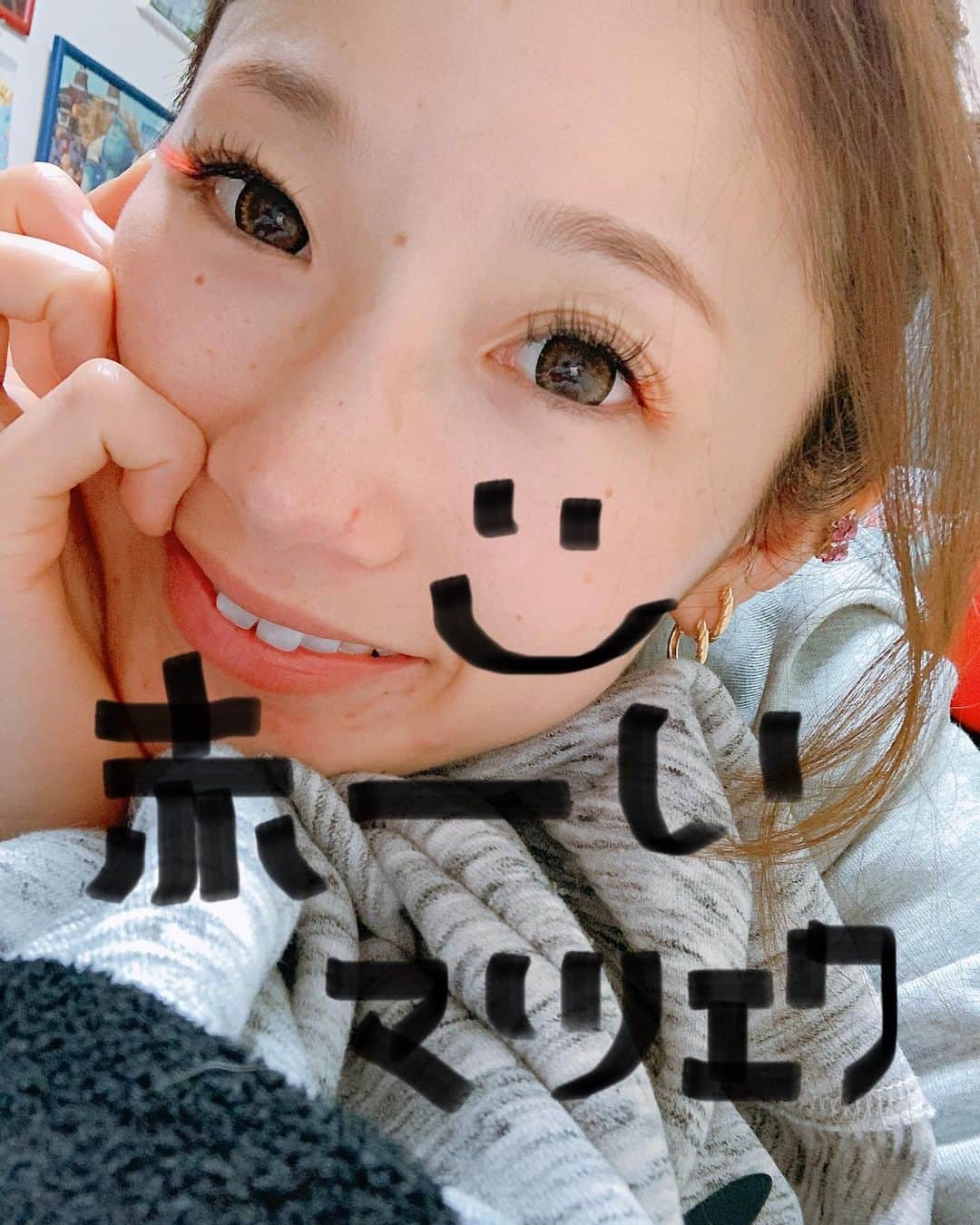 のインスタグラム：「前から色んな色にチャレンジしたけど、今回は目尻に赤いカラーエクステを入れてみました😆❤️  ・ 悔いのないように何事も挑戦！！笑  ・ そして、ここ最近毎度スッピンですみません🙇‍♀️  ・ #eyecolor #まつげエクステ #マツエク#マツエクデザイン#カラーエクステ#赤マツエク入れてみた #意外といける#美容」