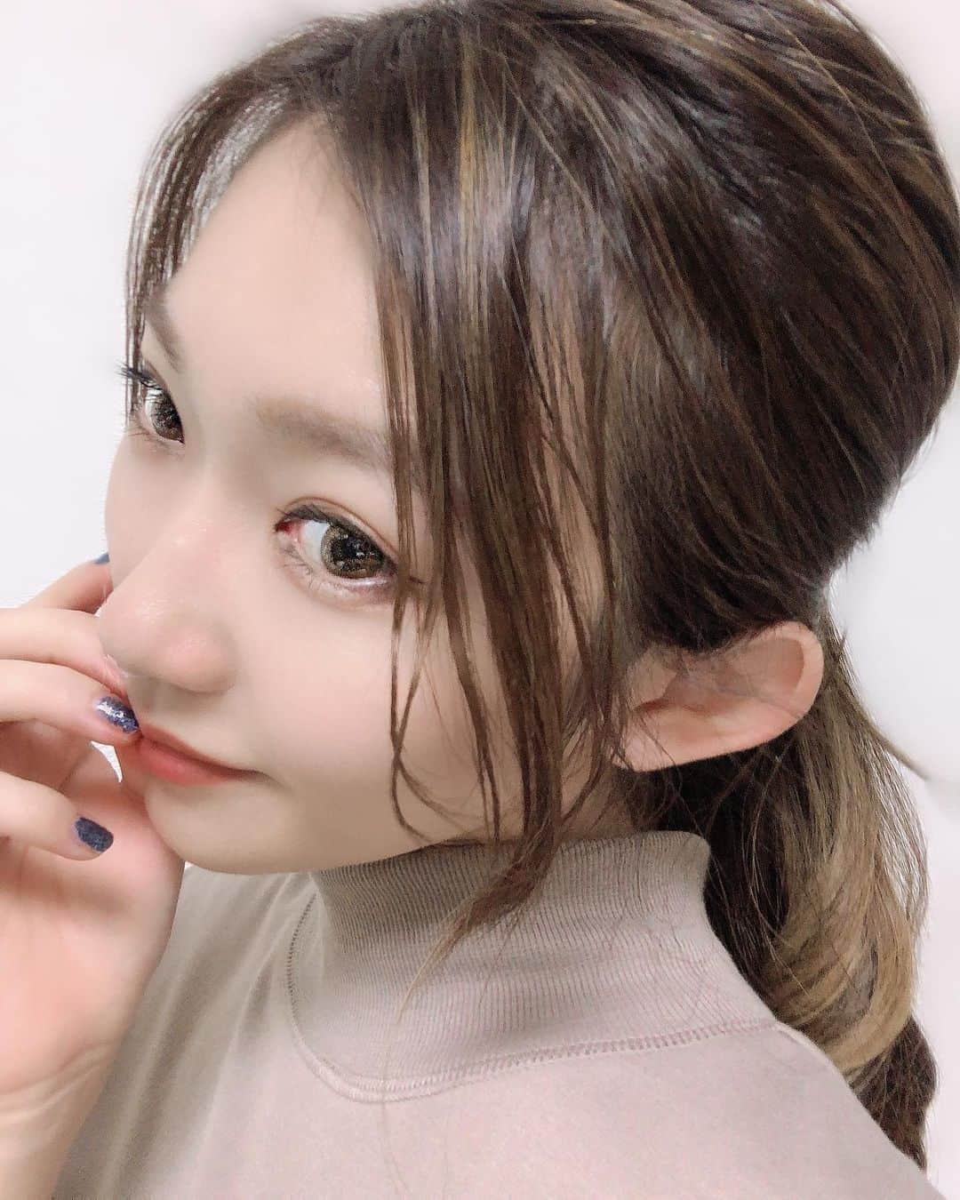 黒田絢子のインスタグラム：「乾燥する季節やねほんまに 肌が硬くなると同時に マスクしすぎて皮膚が摩擦により 本当に傷んでしまう…😭 しっかりケアをしてあげよ💄❤️ 後、乾燥してコロナはもちろん インフルや風邪も流行るから ほんまに頻繁に手洗いうがいと 消毒だから手も乾燥しまくり！ 保湿や！保湿！笑 あ！インフルの予防接種全然痛くなかった💪  #黒田絢子 #スキンケア #頑張ろう #乾燥と戦う女子」