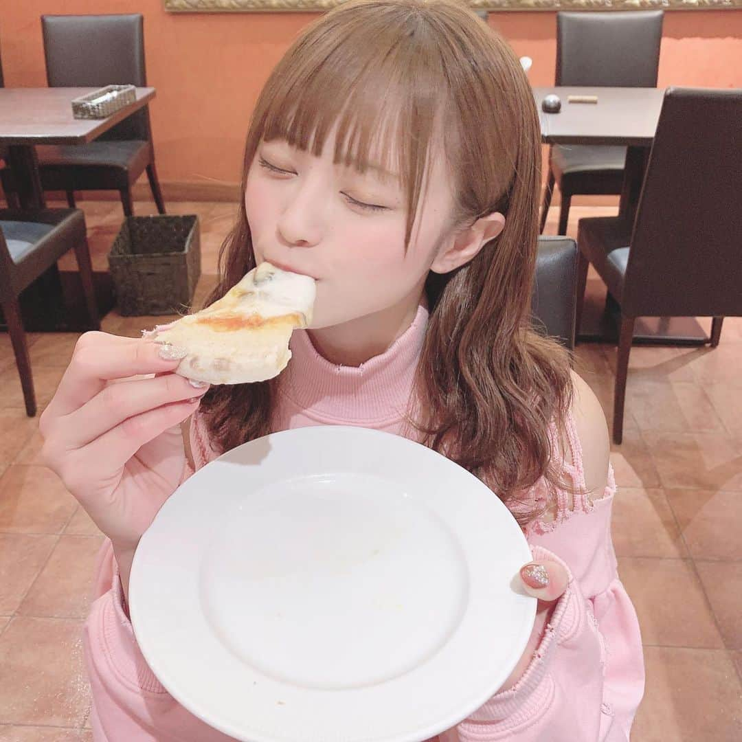 葉月沙耶さんのインスタグラム写真 - (葉月沙耶Instagram)「フォロワーさん2.2万人になってた♥≡うれしい‪ ‪ᐡ｡› ·̫ ‹｡ᐡ‪‪❤︎‬ いつもありがとうございます……！これからもよろしくお願いします……！☁*°  ピザ〜〜〜🍕‪‪❤︎‬　  家族全員で久々にごはん食べれた日の写真𓈒 𓂂𓏸‪‪❤︎‬  美味しかったな〜🤤‪‪❤︎‬  昨日まで3日間くらいたくさん食べたから今日からまた痩せようとしてるらしいです、、(ᐡ｡• · •｡ᐡ)♡笑  トップス @onespoofficial   #ピザ #ピザパーティー #イタリアン #イタリアン料理 #イタリアンレストラン #ワンスポ #onespo #ピンクコーデ #ダメージニット #ダメージジーンズ #トレーナーコーデ #トレーナー女子 #デートコーデ #デート風 #パッツン前髪 #巻き髪 #巻き髪アレンジ #ウェーブ巻き #ヘアアレンジ #อิตาลี #italianfood #italian #이탈리안그레이하운드 #이탈리안 #피자 #피자맛집」11月18日 22時14分 - sayapon_310