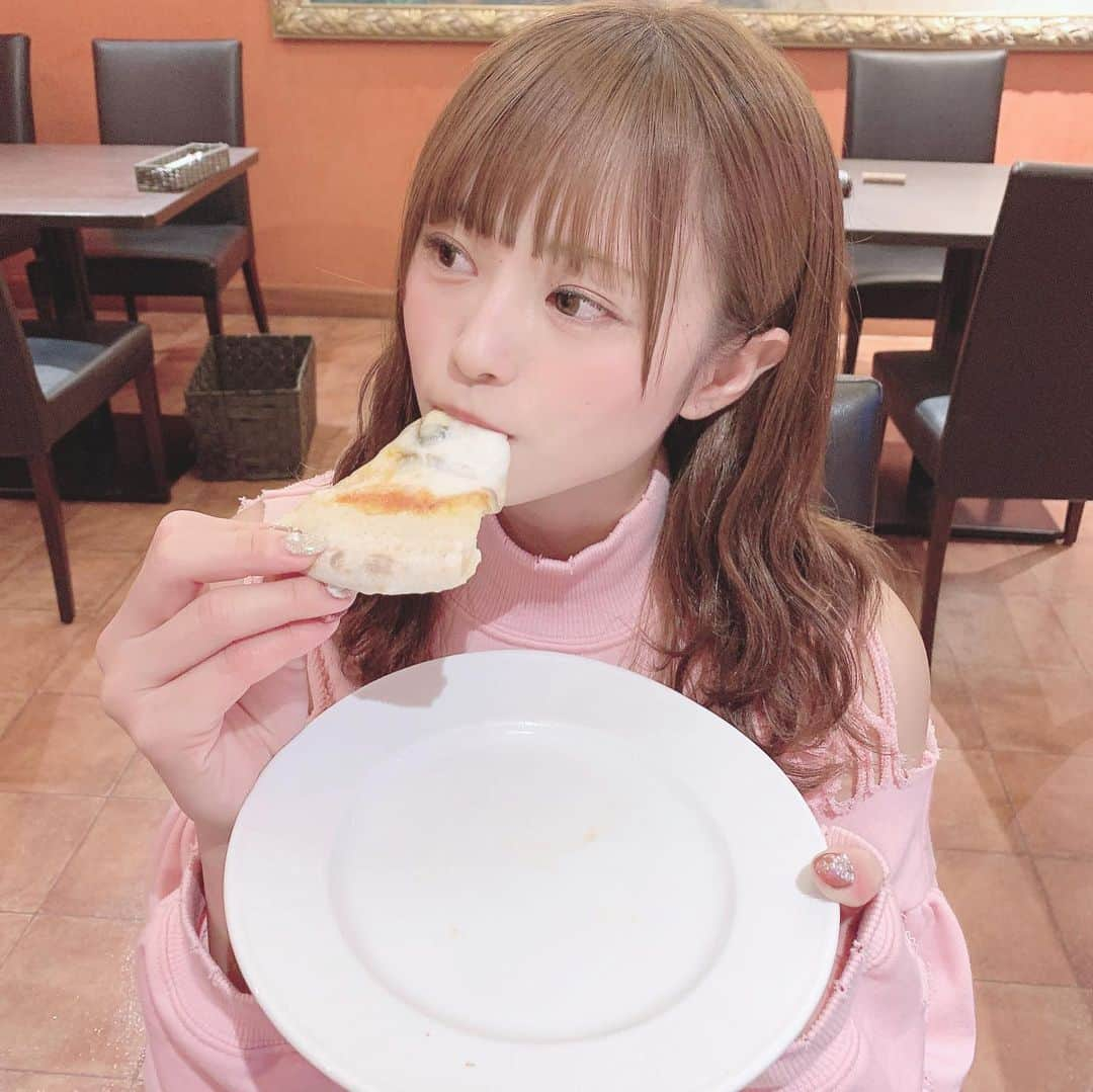 葉月沙耶さんのインスタグラム写真 - (葉月沙耶Instagram)「フォロワーさん2.2万人になってた♥≡うれしい‪ ‪ᐡ｡› ·̫ ‹｡ᐡ‪‪❤︎‬ いつもありがとうございます……！これからもよろしくお願いします……！☁*°  ピザ〜〜〜🍕‪‪❤︎‬　  家族全員で久々にごはん食べれた日の写真𓈒 𓂂𓏸‪‪❤︎‬  美味しかったな〜🤤‪‪❤︎‬  昨日まで3日間くらいたくさん食べたから今日からまた痩せようとしてるらしいです、、(ᐡ｡• · •｡ᐡ)♡笑  トップス @onespoofficial   #ピザ #ピザパーティー #イタリアン #イタリアン料理 #イタリアンレストラン #ワンスポ #onespo #ピンクコーデ #ダメージニット #ダメージジーンズ #トレーナーコーデ #トレーナー女子 #デートコーデ #デート風 #パッツン前髪 #巻き髪 #巻き髪アレンジ #ウェーブ巻き #ヘアアレンジ #อิตาลี #italianfood #italian #이탈리안그레이하운드 #이탈리안 #피자 #피자맛집」11月18日 22時14分 - sayapon_310