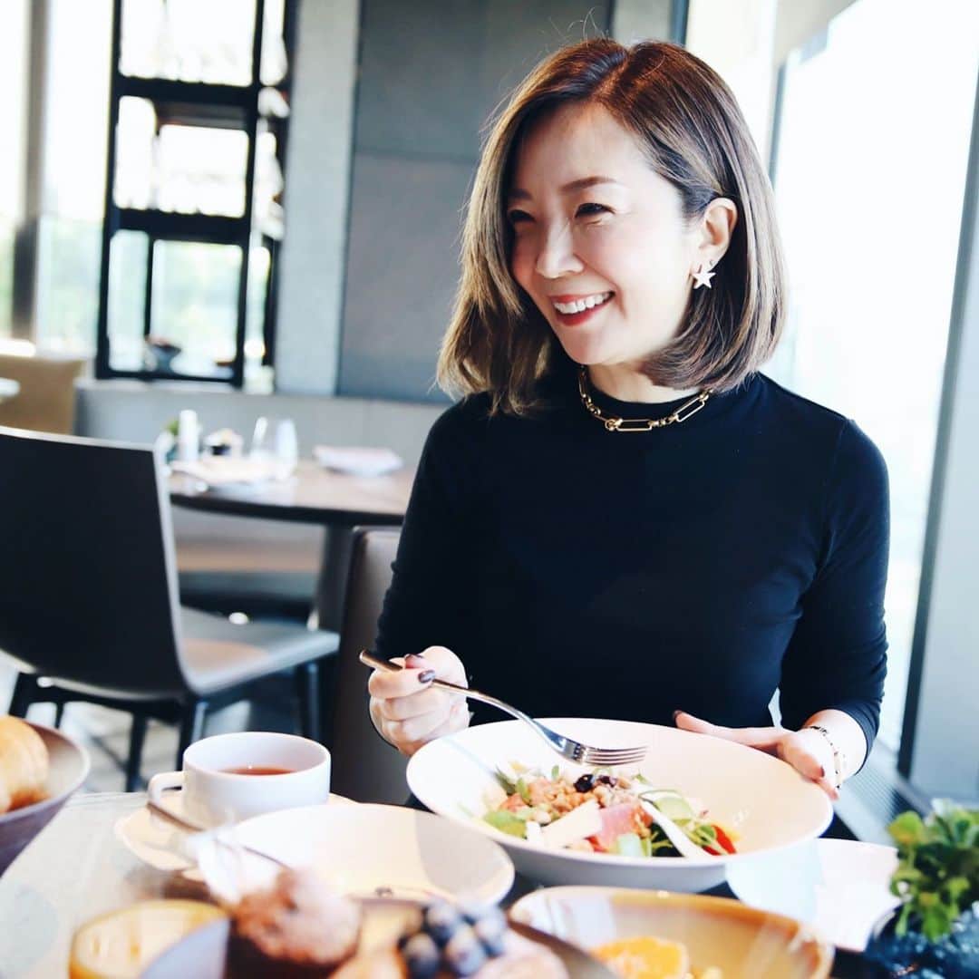 ヒロコグレースのインスタグラム：「最近、先生イメージチェンジした？？﻿ ってよく言われる。﻿ ﻿ ﻿ けど、自分的には、﻿ より自分らしく、﻿ 本来の自分になっていて、﻿ ﻿ ﻿ 今の自分スタイルの方が、﻿ 自分らしい。﻿ ﻿ ﻿ 人生って年齢に関係なく、﻿ いつまでも、﻿ 本当の自分と出会う旅を続けるのかも。﻿ ﻿ ﻿ 変化を恐れず、 自分らしさを追求していくことって楽しいよっ﻿♡  いくつになっても。﻿ ﻿ ﻿ 写真は、﻿ フォーシズ大手町ホテルの朝食。﻿ 美味しい♡﻿ ﻿ ﻿ ---------------------------------------﻿ ﻿ Diploma class﻿ ・24期 2020年9月 平日クラス(満席)﻿ ・25期 2020年9月 週末クラス(満席)﻿ ・26期 2021年1月 週末クラス(先行募集予定)﻿ ﻿ Diploma卒業生向け﻿ ・10月開講　13期Masterクラス（満席）﻿ ・  9月開講　3期スキルアップ講座(満席)﻿ ﻿ Business(裏講座)﻿ パーソナルブランディング講座﻿ ・11月スタート﻿ 　2期日曜日クラス(満席)﻿ 　3期土曜日クラス(満席)﻿ ﻿ ・2021年1月開講﻿ 　4期平日クラス﻿ 　5期週末クラス﻿ 先先行募集開始予定✨﻿ ﻿ パーソナルブランディングVIP﻿ ・先行募集開始予定﻿ ﻿ 個人セッション﻿ ・メンタープログラム(満席)﻿ ﻿ @hirokograce プロフURLより﻿ ﻿ ﻿ ♦︎ Online Salon ﻿ オンライン上で学べる Grace サロン﻿ @hirokograce プロフURLより﻿ ﻿ ♦︎ 継続メンタープログラム  3ヶ月待ち﻿ 空席募集は、プロフURLより﻿ 無料メールマガジンにご登録ください﻿ ﻿ 著書：﻿ 夫を最強のパートナーにする方法（大和書房）﻿ やめたら幸せになる妻の習慣（Wave 出版）﻿ 愛され妻の習慣（Wave 出版）﻿ ﻿ ▶︎ ブックアカウント ﻿ hirokograce_books ﻿ ﻿ ﻿ #ライフコーチ #セッション #ワークショップ #セミナー #心 #自分磨き #ポジティブ #自分 #人間関係 #夫婦 #ハッピー #ワクワク#仕事 #人生 #子育て #ママコーデ #ママライフ #la #旅 #今日のファッション #花のある暮らし #笑顔 #おしゃれ #名言 #本 #ライフスタイル #パーソナルブランディング#ボブ #海外生活 #美容﻿ ﻿ ﻿」