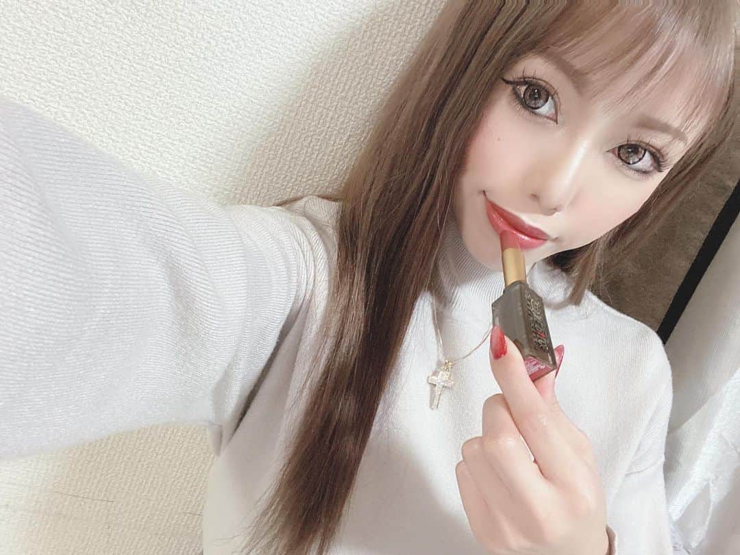 あゆかのインスタグラム：「今日から出勤です😎 やっとワンピースの口紅💄 使ったけどチョッパーのが 1番すき💓タイプな色🥰 かわいいー😍ストックしよ！！ てか前髪切りすぎた、、、  #シュウウエムラワンピース#ラッカーシャイン#ヌーディーロゼオ .  #千葉キャバクラ#千葉富士見キャバ嬢#千葉富士見町キャバ嬢#千葉富士見キャバクラ#arドレス#ジュエルズドレス#オンラインキャバクラ#ファッション好きな人と繋がりたい#ヘアメイク#お家スタイル#息してる？#followｍe4 #follow4like#followtrain」
