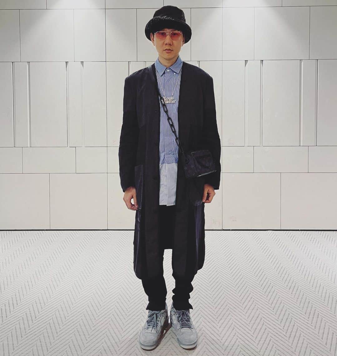 林俊傑のインスタグラム：「出門。 #ootd #jillsanderxuniqlo  #commedesgarcons  #kawsxjordan  #lv #gentlemonster」