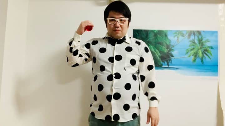 のインスタグラム：「ヨーヨーYouTubeライブ配信ありがとうございました！『アトミック・レボリューション』家着だと気合が入らないことに気づき、衣装を着ましたが牛なみに太さが露呈しました。ただ成功しましたので結果オーライ！ 撮り直しましたよ。 #ボヨンボヨン  #ヨーヨー  #ライブ配信 #YouTube #初心者 #牛 #太」