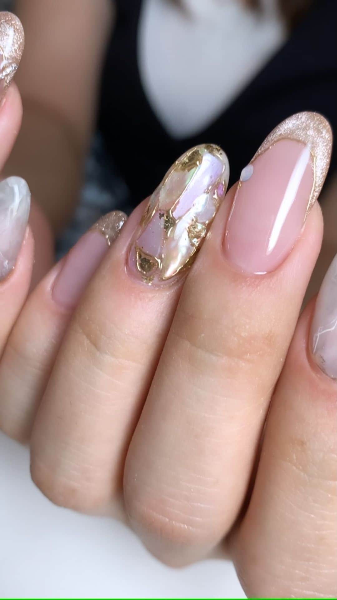 ネイルサロンレネのインスタグラム：「﻿ 𝒟𝑒𝓈𝒾𝑔𝓃 𝒷𝓎 𝒪𝒦𝒜𝑀𝒪𝒯𝒪 🐿💐﻿ ➠ @renee_maiokmt.1030 ﻿ ﻿ ﻿ この動画をストーリーに載せたら﻿ 投稿に載せてほしいとのお問い合わせがあったので﻿ 初めてリールを投稿してみます✨✨﻿ 出来てるかな？？笑﻿ ﻿ ﻿ ﻿ マグネットでフレンチして﻿ フレンチラインはミラーでくっきり♡﻿ ﻿ ﻿ 大理石の根元とかシェルの部分にも﻿ ちょこっとミラーつけて統一感♡🤲✨﻿ ﻿ ﻿ ﻿ ﻿ nailsalon Renée﻿ ￣￣￣￣￣￣￣￣﻿ ﻿ ▫︎梅田店﻿ 【open-close】11:00〜21:00﻿ 【定休日】不定休﻿ 【add】大阪市北区堂山町15-23-908﻿ ﻿ ﻿ ▫︎芦屋店﻿ 【open-close】11:00〜21:00﻿ 【定休日】不定休﻿ 【add】芦屋市業平町6-11 Ashiya grotto 302﻿ ﻿ ﻿ ﻿ ﻿ ▶︎▶︎▶︎初回クーポンご利用頂けます﻿ ￣￣￣￣￣￣￣￣￣￣￣￣￣￣￣￣﻿ ご予約はプロフィールTOPのリンク内﻿ URLをご利用下さい。﻿ ﻿ ﻿ ﻿ メニューに迷った方やご相談は…﻿ ﻿ 　　🤍Renée公式LINE🤍﻿ ─────────────﻿  【@bos7903t】←※@から入力🔍﻿ ﻿ #nail #nails #gelnails #nailart #ネイル #ジェルネイル #美甲 #네일 #젤네일 #nailsalonrenee #ネイルサロンレネ﻿ #大阪ネイルサロン #梅田ネイルサロン #芦屋ネイルサロン #神戸 #芦屋 #beauland #ビューランド﻿  #芦屋ネイルサロン #instagood#tbt#photooftheday#japanesenailart #네일아트 #ラメネイル #大理石ネイル #美爪ネイル #ニュアンスネイル #フレンチネイル #magnetnails #マグネットネイル﻿」