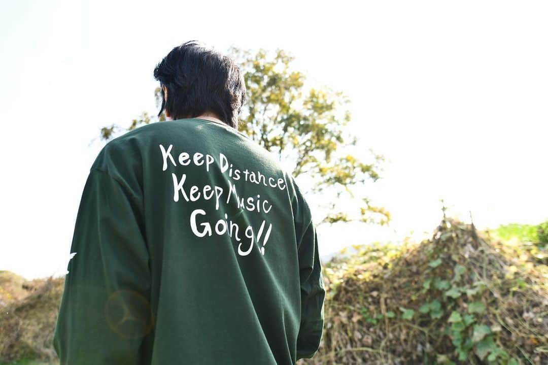 田島貴男さんのインスタグラム写真 - (田島貴男Instagram)「緑色の散歩と小豆色の散歩。  #kdkmglongsleevet」11月18日 22時26分 - tajimatakao