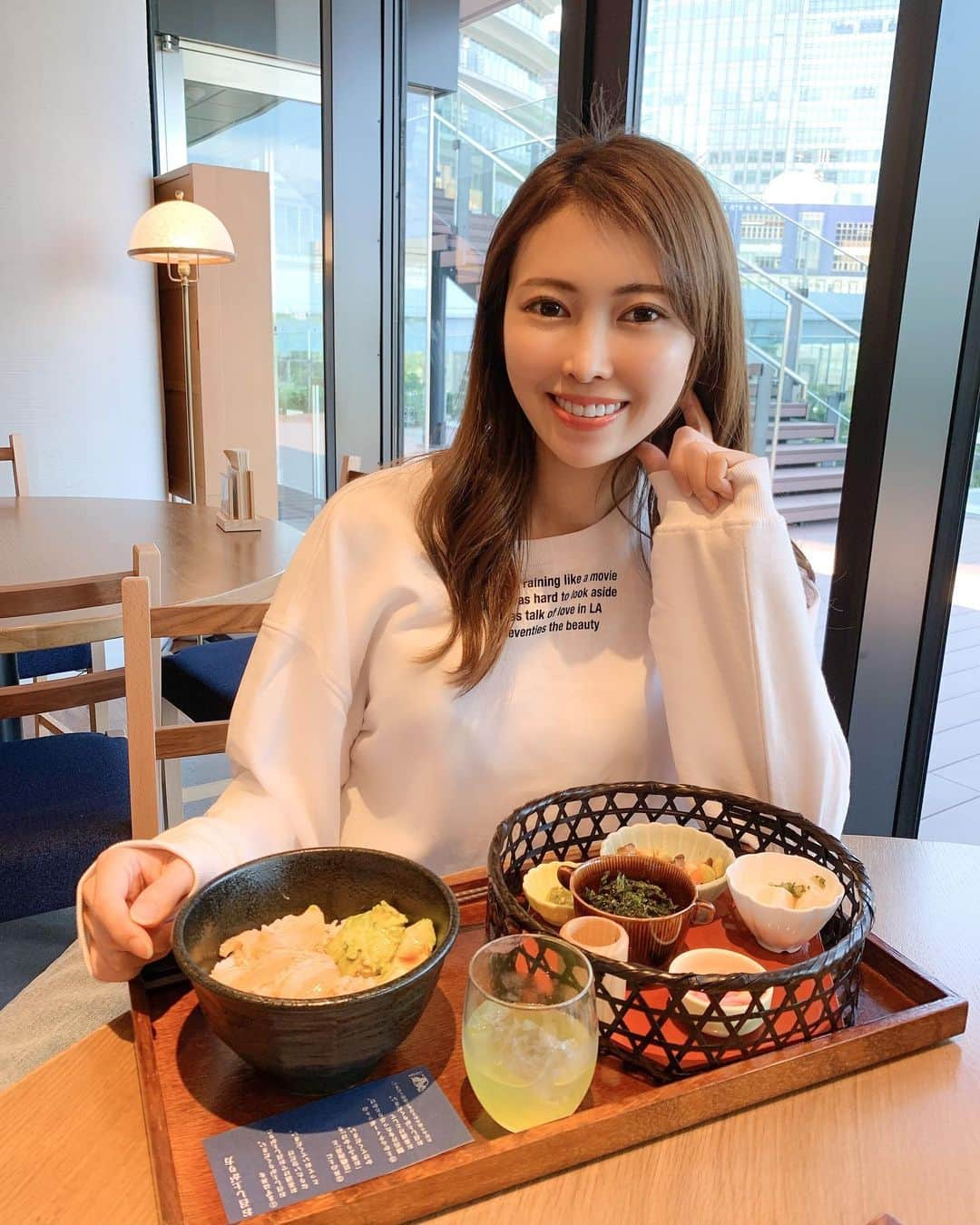 清水愛美さんのインスタグラム写真 - (清水愛美Instagram)「和カフェでlunch🍽 お茶漬け美味しすぎました🍵 ほっこり〜 * 寒くなってきて乾燥もして 風邪も引きやすくなりますね😅 気を引き締めて引き続き 皆さんウィルス対策 頑張りましょっっ😣💓 * #和カフェ　#cafe #ランチ #お茶　#お茶漬け #手洗いうがい忘れずに  #除菌はこまめに #ハンドクリーム もこまめに　←」11月18日 22時26分 - manami_s0902