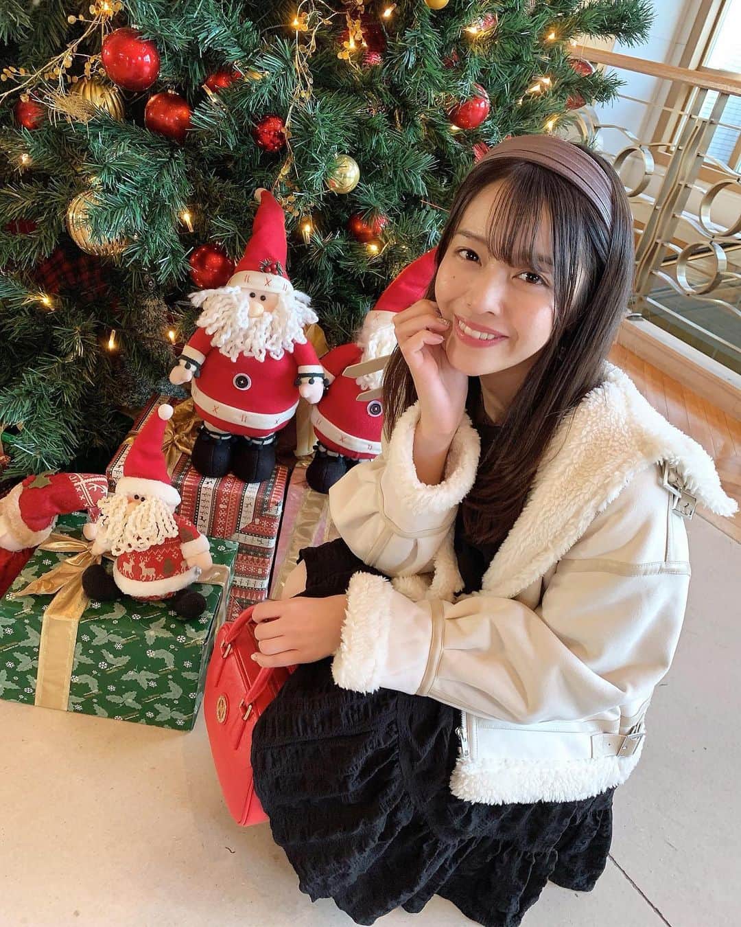 のインスタグラム：「黒ワンピコーデ👗💗  ホテルのロビーに大きなクリスマスツリー🎄 これを見るだけで癒されるよね🥺  この日のコーデは @zara のワンピースに @randa_pic の厚底ブーツ✨  赤いバッグは @metrocity.japan やよ👜💗 モノトーンコーデに映える🥰 こうして小物で差し色取り入れるのも好き🌟  アウターは @mercuryduo_com です💫 もこもこでめちゃめちゃ暖かい🥰 この冬かなり活躍しそう⸜( ･ᴗ･ )⸝  #ゆめちんコーデ#モノトーンコーデ#ワンピースコーデ  #黒ワンピ#ZARA#マーキュリーデュオ#ランダ #mercuryduo#randa#metrocity#メトロシティ #デートコーデ#冬コーデ#ボアコート」