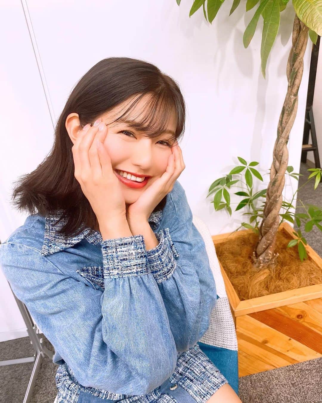 谷川愛梨のインスタグラム：「: 髪を10センチほど切って 少し髪色明るくなりました🐷🎼 お洋服は、 @spicaglow のセットアップ✨ 実際に見るとラメが入ってて キラキラしてて可愛いんだよ😚🤍 コード→psh5600を使うと お得にお買い物出来るので是非っ🎼 #spicaglow⁣ #spicaglowstyle⁣ #ootd」