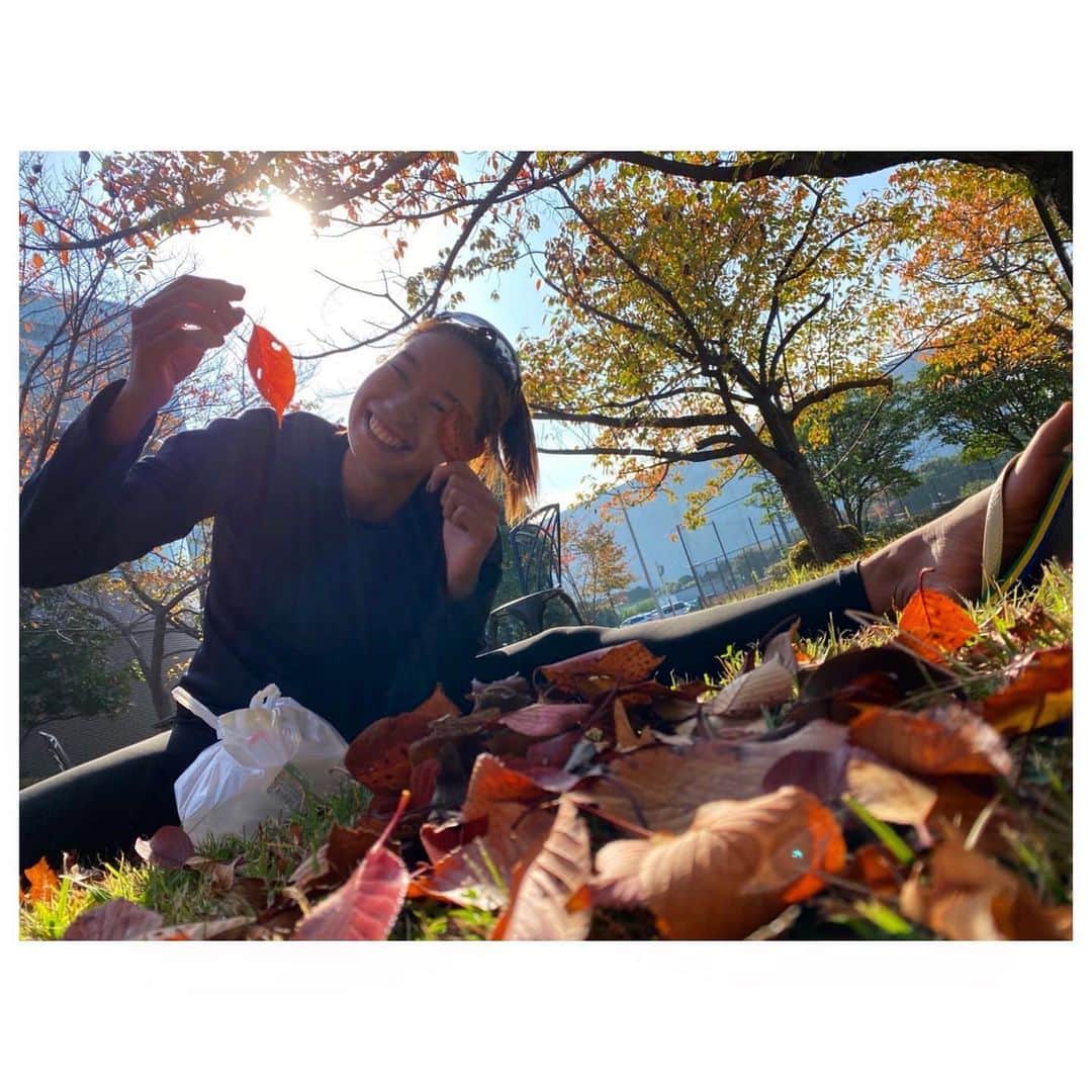 村上礼華さんのインスタグラム写真 - (村上礼華Instagram)「🍂🍁🤎 紅葉に癒された〜  4枚目、かほさん幼虫とご対面🐛  #紅葉の季節 #秋#秋活 #癒しのひととき  #100投稿目#投稿してから気づいた」11月18日 22時29分 - re_ka.m