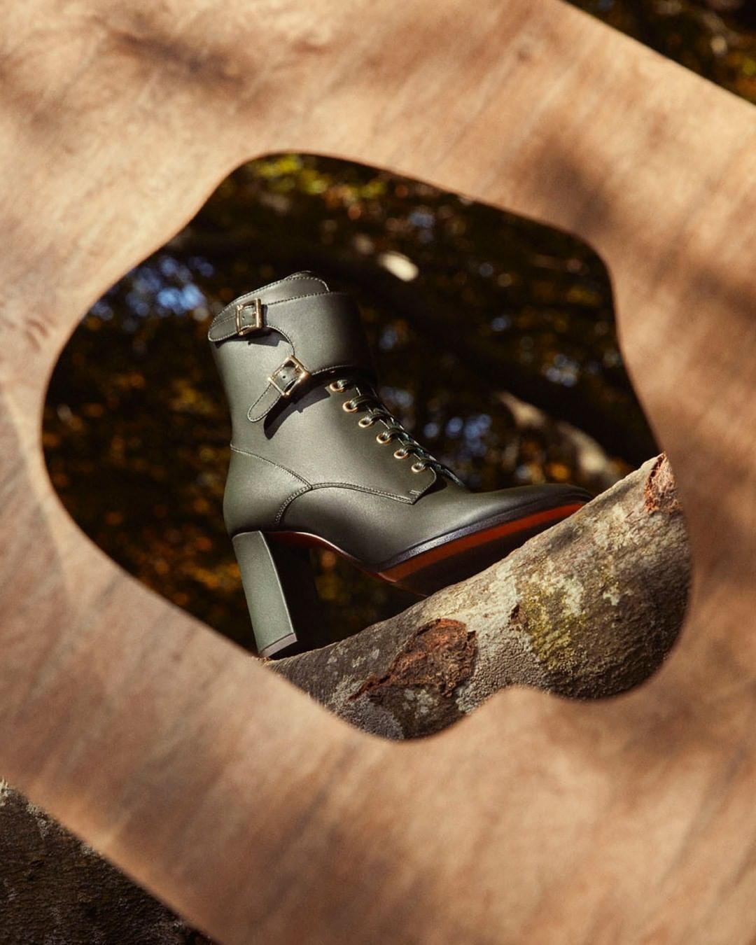 サントーニのインスタグラム：「Woodland wonders: you cannot simply wear a pair of Santoni shoes without contemplating their beauty.  #Santoni #SantoniFW20 #MadeinSantoni」