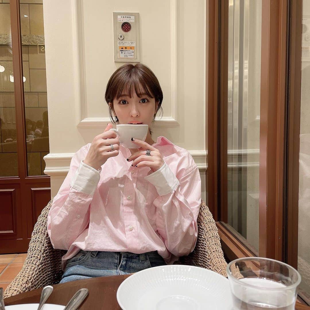 のインスタグラム：「☕️  ツアー中のこの感じ久々🥰 ライブが週末だから平日はライブ以外のお仕事や、練習、身体のメンテナンス、プライベートな時間♡  やっぱり綺麗なものを見たり触れたり、笑ったり泣いたりドキドキすることが制作意欲とか表現につながるので、ツアー中のプライベートの使い方はほんとに大切にしてる😌🍑  年末までツアーで、身体が資本だし、みんなに会える楽しみな時間のために年内は敏感なくらい気をつけて生活しようと思います🥺✨  ここ最近寝れてなかったけど あぼさん @abokogao とこ行ってから日々爆睡してる！感謝🥺✨  私は良く酸素カプセルにも行くよ！ 短時間で回復出来るきがする！  . p.s 鬼滅やっとみた…💯」