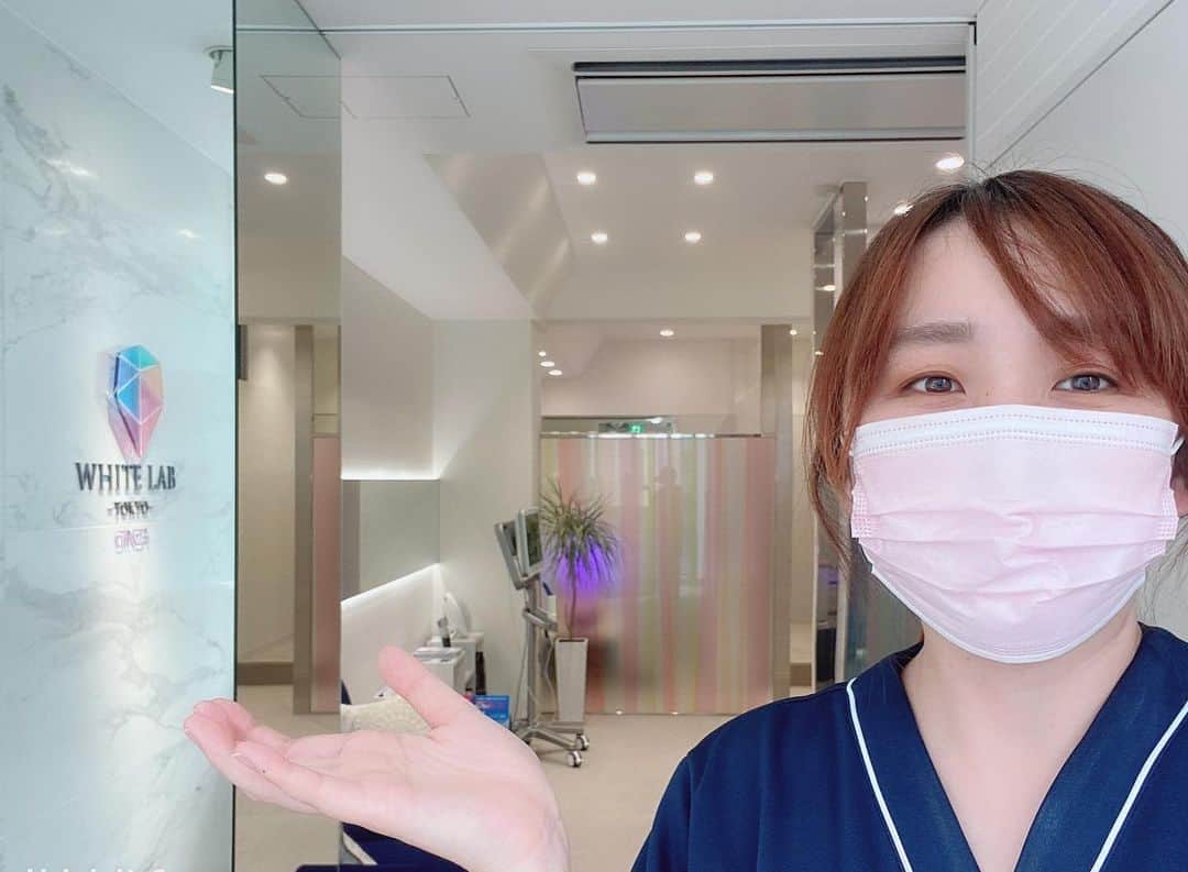 ホワイトニング専門クリニック ホワイトラボ東京 渋谷のインスタグラム：「* #歯のホワイトニング @whitelabtokyo  * * 今日は　#ホワイトラボ東京銀座院 のご紹介✨ こちらは基本的に院長鈴木が担当致します。 🔹ゆっくり相談されたい方 🔹他のホワイトニングで上手くいかなかった方 🔹子連れで来たい方 🔹2人で貸切にしたい方 🔹矯正治療をご希望の方 🔹日本語が苦手な方 🔹銀座で1時間程時間を潰したい方 に向いております。 * * トライアルを除く全てのコースに #クリーニング が含まれているのも特徴です❤️ * * 銀座院のトライアルは9800円です。 気軽にお試しください。 ※過去に無断キャンセルや当日キャンセルした方は対象外です🙏 * #銀座 #暇つぶし #銀座美容 #見た目も大事 #きれいな歯 #白い歯 #きれいになりたい #プライベート空間 #リラックス #ヘアメイクさんによるピーリングも予約可能　#眠りながら美容 #オフィスホワイトニング #ホワイトニング #ホワイトニング銀座 #ブライダルホワイトニング #婚活 #筋トレ #即時予約可 #hotpepperbeauty #医療ホワイトニング #コリドー街」
