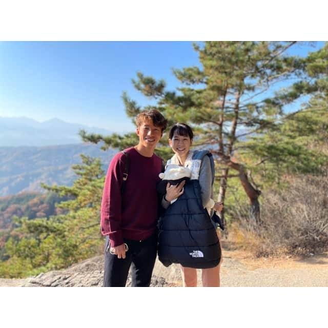 山田真以のインスタグラム：「Dayoff🐻🍁🍃 残り9連戦へのチャージ💪 #昇仙峡#山梨観光#山梨#紅葉#景色#親子#女の子ママ#お出かけ#子連れ#抱っこ紐#抱っこ紐ケープ#yamanashi#baby#familyphoto」