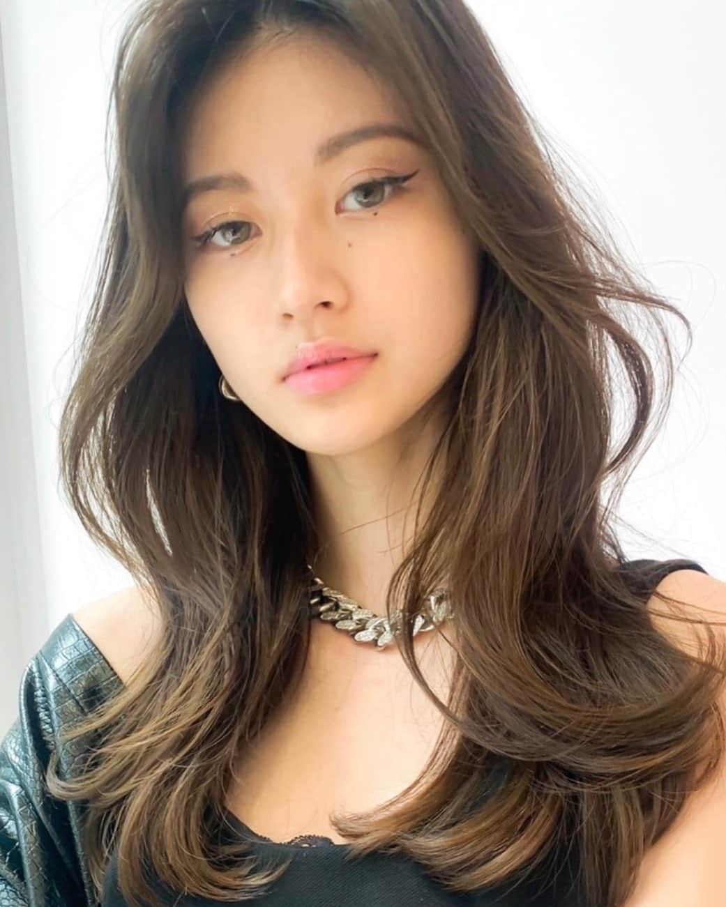のインスタグラム：「. < SHIMA HITHAIR -November- > . [ WANG HONG HAIR] ワンホンのような上品なくびれヘア。 . ◆担当:SEVEN GINZA店 原 涼香 @suzuka_hara  ◆menu:カット ◆使用スタイリング剤：#seekmoisture @shimaproduct_official . @shima_seven_ginza #shimasevenginza #shima #shimahithair」