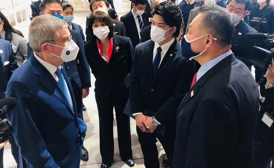 テレビ東京「柔道」さんのインスタグラム写真 - (テレビ東京「柔道」Instagram)「リオデジャネイロ五輪柔道男子73キロ級金メダルの #大野将平 選手（28・#旭化成）が17日、 来日中の国際オリンピック委員会（IOC）トーマス・バッハ会長からの激励を受けました✨  大野選手は都内で行われた聖火の視察に参加。 視察後にはマネジメントを通してコメントを発表しました👏  「新型コロナウイルスの影響により、子供たちは目標としていた大会に出場できず、大変苦しい状況が続いていると思います。  #オリンピック は夢を与え、また叶える場所でもあります。  私自身8歳の時に初めてテレビでシドニーオリンピックを見て非常に感銘を受け、「いつかオリンピックで金メダルを獲りたい」という夢を持つようになりました。  柔道を通じて、子供たちに夢や感動など、希望のあるメッセージを伝えられるよう、日々畳の上で稽古を積み重ねています。  山下泰裕会長をはじめ、多くの方々が開催に向けて尽力してくださっています。 世界中の人々の理解と協力を得て、安心・安全な東京オリンピックが開催されることを願っています。  本日バッハ会長から激励の言葉を頂き、バッハ会長ご自身が東京五輪を開催するんだという強い意志がありアスリートとして前向きな気持ちになれました。  今、私にできることはどんな困難な状況にあろうとも、東京オリンピックでの二連覇と男女混合団体の金メダル獲得のために万全の準備をすることだけです。  そして、この不安や様々な感情を力に変えられるのが、アスリートであると信じています。」  大野将平 @ono0203  @asahikasei_judo  (写真:マネジメント提供)  #テレビ東京 #柔道 #tvtokyo #judo #tokyo2020 #IOC #olympic #ShoheiOno #Goldmedal #asahikasei」11月18日 13時36分 - tvtokyo_judo