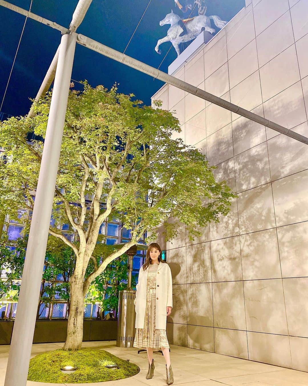 平山美春さんのインスタグラム写真 - (平山美春Instagram)「HERMES銀座7階にある秘密のレストラン🍽✨La Chambre de H🌸 伺わせていただきました✨ 友人の家に招かれたようなリラックスできる空間でした👏 . 世界の5都市にしかない馬の銅像が綺麗に見上げられる場所に位置していて、こんなに近くで見たのは初めて👀 . #hermes #restaurant  #ginza #tokyo」11月18日 13時39分 - miharuhirayama