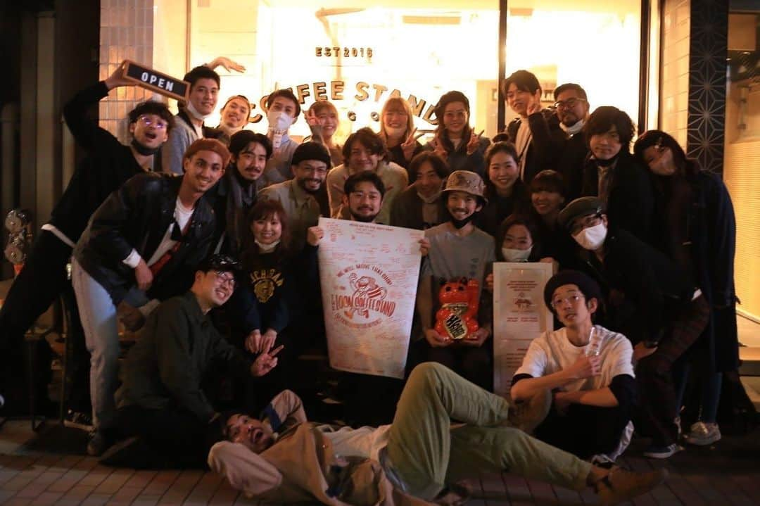 THE LOCAL ＊GoodCoffee運営店舗のインスタグラム：「2020.11.15 THE LOCAL最終日沢山の方が来てくださいまして本当に嬉しい限りです。  2016.3.10にオープンしてから4年と8ヶ月 コーヒーを通して多くの出会いがありました。  この場所でのTHE LOCALとしての活動は終了となりましたが、次の店舗でまた会いましょう！  再オープンは12月中旬を目指しています！  ・GOOD COFFEE ・ALL SEASONS COFFEE 新宿三丁目店.四谷三丁目店 ・THE LOCAL Fukuoka ・アルキメデスカフェ ・喫茶サテラ ・be chef 京都 これからもどうぞ宜しくお願いします！」