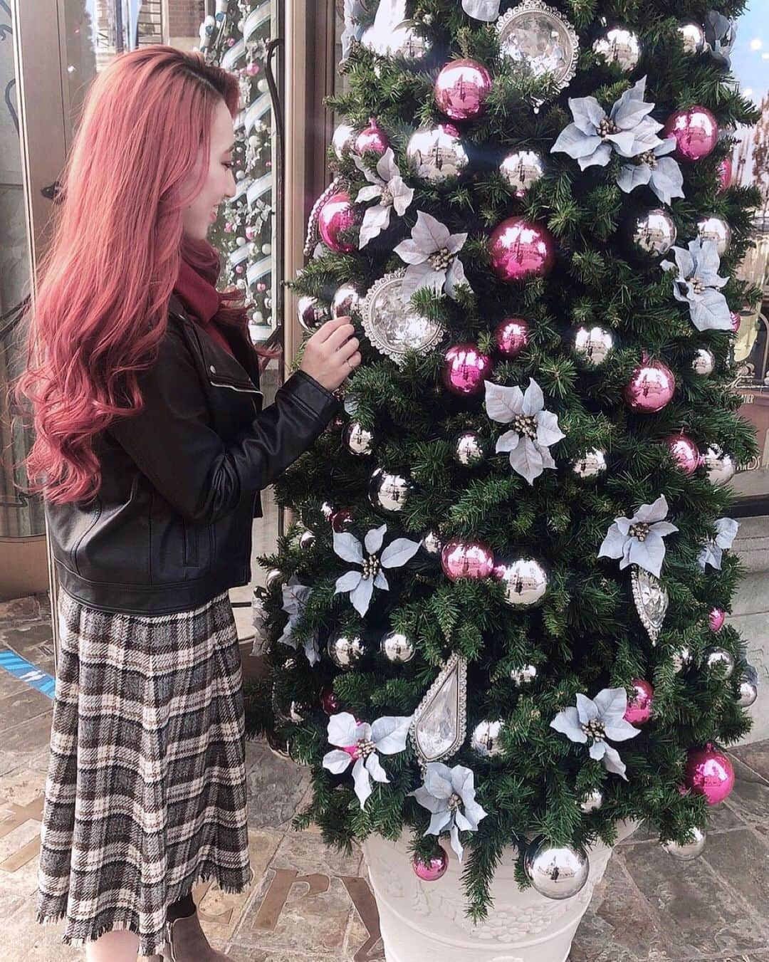 YUKINAさんのインスタグラム写真 - (YUKINAInstagram)「🍓🎄💖🌟🎁﻿ ﻿ ﻿ #christmas﻿ ﻿ ﻿ ひと足お先にクリスマスツリー🎄🎁﻿ ﻿ 王道のグリーンのクリスマスツリーもいいけど﻿ ﻿ 個人的には真っピンクのクリスマスツリーに﻿ ピンク系のオーナメントを飾ってピンクまみれに﻿ したクリスマスツリーを飾りたい😍💕﻿ ﻿ 引っ越しのタイミングで子どもの頃から﻿ 毎年飾ってたツリーとさよならしちゃったので﻿ ﻿ 新しいクリスマスツリーが欲しくて🎄💖﻿ 今,パパとママに交渉中です🙈笑﻿ ﻿ 次のは小さくてもいいから﻿ どうしてもピンクのツリーが欲しくて🤤✨﻿ ﻿ ﻿ 皆さんのおうちはクリスマスツリー﻿ もう飾ってたりしますか？これからですか？🎄﻿ ﻿ どんなクリスマスツリーですか？🌴﻿ オーナメントは,どんなのつけてますか？🌟﻿ ﻿ 変わったオーナメントがあったら﻿ 教えてほしいな🤣笑﻿ ﻿ YUKINAは,もしピンクのツリーを買ったら﻿ ミニユニコーンも３匹くらい付けたいな🦄🍭﻿ ﻿ ﻿ クリスマスって﻿ 飾りつけからわくわくしますね😍💕﻿ ﻿ ﻿ ﻿ ﻿ ーーーーーーーーーーーーーーーーーー﻿ camera📷妹🌻﻿ ﻿ 妹は黄色が好きでひまわりが大好きです🌻✨﻿ ーーーーーーーーーーーーーーーーーー﻿ ﻿ ﻿ ﻿ ﻿ ﻿ ﻿ ﻿ ﻿ #オリックス #Bs2020 #BsGirls #プロ野球﻿ #baseball #ORIX #buffaloes #野球女子﻿ #公式 #official #followme #オリ姫﻿ #342 #YUKINA #yukina_342 #camera﻿ #巻き髪 #巻き髪ロング #ロングヘア #赤髪﻿ #クリスマスツリー #真っピンク #ユニコーン﻿ #オーナメント #変わったオーナメント選手権﻿ #大阪テーマパーク #大阪スポット﻿ #大阪イルミネーション #2020年残りわずか﻿ ﻿」11月18日 13時41分 - yukina_bsgirls_342