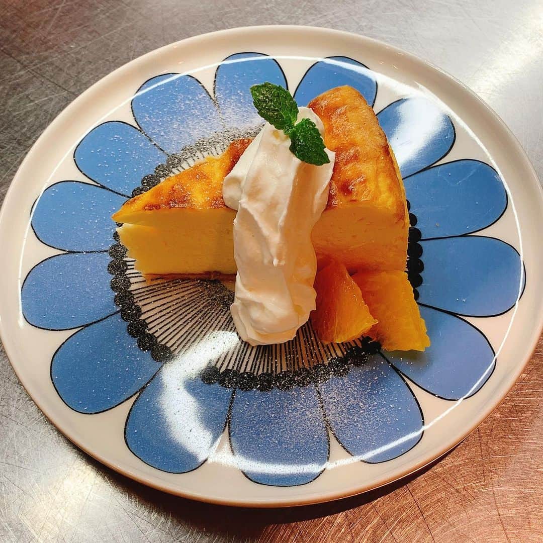 浪花ろばた 頂鯛 北新地店さんのインスタグラム写真 - (浪花ろばた 頂鯛 北新地店Instagram)「こんにちは🎶澤田です🙂  本日は｢スフレチーズケーキ｣のご紹介です✨  ふわっふわのスフレチーズケーキの上には レモン香るシャンティを添えております(´˘`＊)  食後のデザートにいかがですか！？  他にもクレームブリュレやプリンなどなど 色々なデザートメニューご用意しておりますので 是非食べに来てください♡  ｢浪花ろばた 頂鯛｣ 本日も5時からオープンします🌟  ━━━━━━━━━━━━━━━━👨🏻‍🍳⠀⠀⠀⠀⠀ .....@mottox_planing.official 🍷🍶✨⠀⠀⠀⠀⠀ ・・・・・・・・・・・・・・・・・・・⠀⠀⠀⠀⠀ .🍽姉妹店🍽⠀⠀⠀⠀⠀ .Madre-マドレ-⠀⠀⠀ .....@madre_seiseki.official⠀⠀⠀ ⠀⠀⠀ ★NEW OPEN★2020/11/9★⠀⠀⠀ .浪花ろばた 頂鯛LUCUA大阪店⠀⠀⠀⠀⠀ .....@itadakitai_lucua.official⠀⠀⠀⠀⠀ ⠀⠀⠀ .炭火焼とワインの酒場 VOLTA北新地店⠀⠀⠀ .....@volta_kitashinchi.official⠀⠀⠀⠀⠀ ⠀⠀ .炭と地酒とたしなみワイン Kai本店 醸す⠀⠀⠀ .....@kai_honten.official⠀⠀⠀⠀⠀ 👨🏻‍🌾━━━━━━━━━━━━━━━━👩🏻‍🌾⠀⠀⠀⠀⠀ ⠀⠀ #頂鯛#itadakitai#北新地#北新地グルメ#大阪#大阪グルメ#インスタ映え#日本酒#ワイン#オシャレ#居酒屋#グルメ#グルメ好きと繋がりたい#ディナー#北新地ディナー#大阪ディナー#スフレチーズケーキ#レモンシャンティ#ふわふわ」11月18日 13時41分 - itadakitai.official