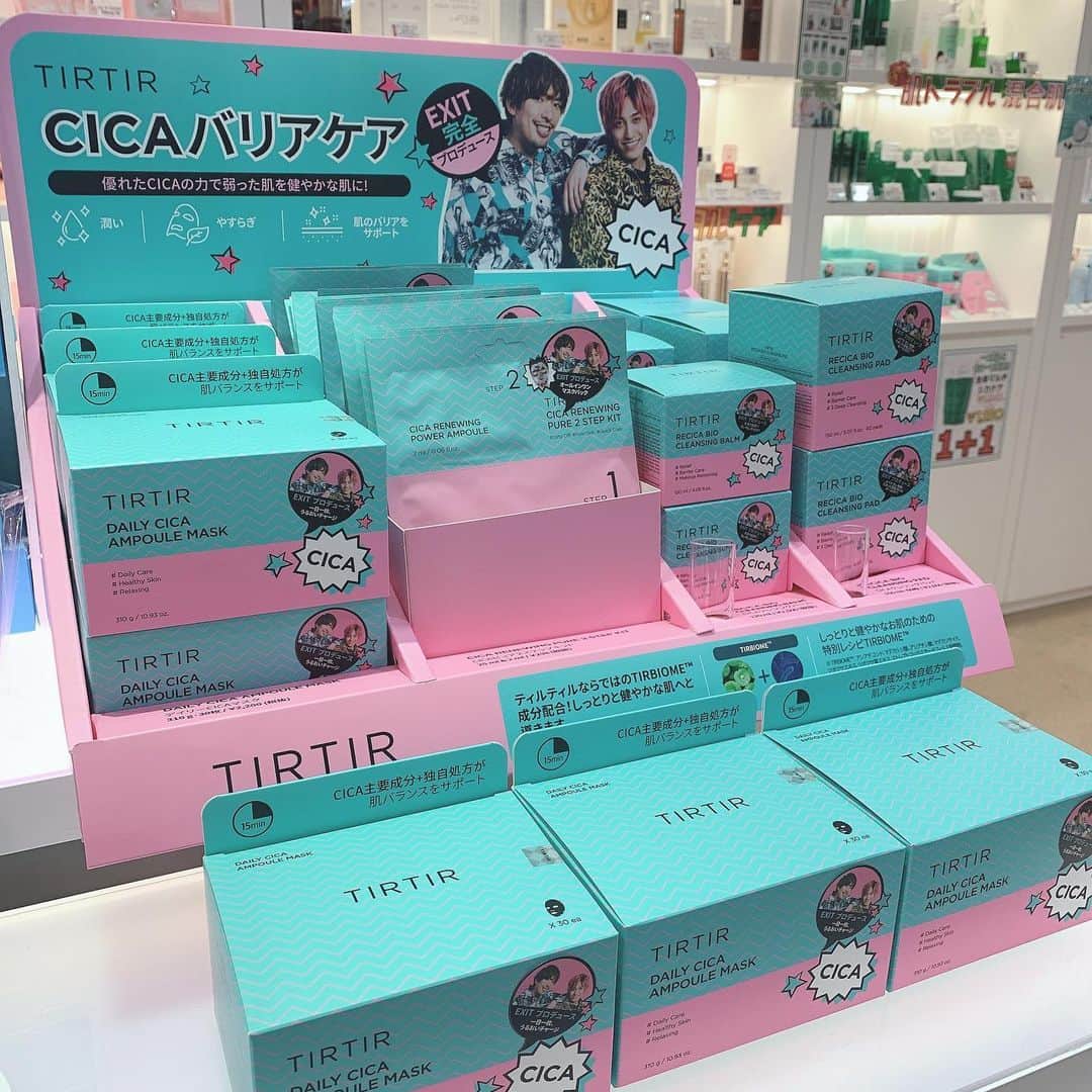 SKINGARDEN［スキンガーデン］さんのインスタグラム写真 - (SKINGARDEN［スキンガーデン］Instagram)「TIRTIR✖︎EXIT💕﻿ ﻿ ﻿ いつもスキンガーデンをご利用頂きありがとうございます😊﻿ ﻿ スキンガーデン新大久保本店に入店している﻿ 人気韓国コスメブランド﻿ TIRTIRから人気お笑い芸人のEXITとのコラボレーション商品発売！！🤩🤩🤩﻿ ﻿ EXITプロデュースの﻿ コラボレーション商品には注目の美容成分﻿ CICA成分がたっぷり配合🤭﻿ ﻿ 疲れたお肌のケアにおすすめです🤘﻿ ﻿ ﻿ •DAILY CICA AMPOULE MASK ☘️﻿ •CICA RENEWING PURE 2STEP KIT☘️﻿ •RECICA BIO CLEANSING PAD☘️﻿ •RECICA BIO CLEANSING BALM☘️﻿ ﻿ ﻿ 11月18日、本日よりスキンガーデン新大久保2階TIRTIRより先行販売開始です！﻿ ﻿ 近々先行販売を記念したイベントも予定しておりますので、スキンガーデン、TIRTIRのインスタグラム要チェックです！🤗﻿ ﻿ ﻿ それではたくさんのご来店お待ちしております♪﻿ ﻿ ﻿ ﻿ ﻿ #skingarden ﻿ #mouda ﻿ #TIRTIR﻿ #イグジット﻿ #EXIT﻿ #オーガニック﻿ #シカクリーム﻿ #ベクヒョン﻿ #保湿﻿ #リップ﻿ #EXO﻿ #韓国アイドル﻿ #BTS﻿ #韓国ファッション ﻿ #韓国 ﻿ #韓国アイドル ﻿ #新大久保 ﻿ #韓国コスメ ﻿ #韓国好きな人と繋がりたい ﻿ #コスメ ﻿ #化粧品 ﻿ #スキンケア ﻿ #コスメ好きさんと繋がりたい ﻿ #コスメマニア ﻿ #コラボ﻿ #新商品﻿ #シカ﻿ #お笑い芸人﻿ #先行販売﻿ #イベント﻿」11月18日 13時42分 - skingarden.jp