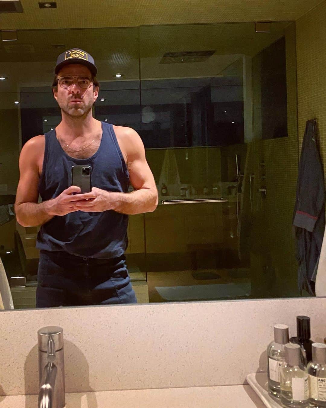 ザカリー・クイントのインスタグラム：「about to willfully enter a 👑 hole... bye for now.」
