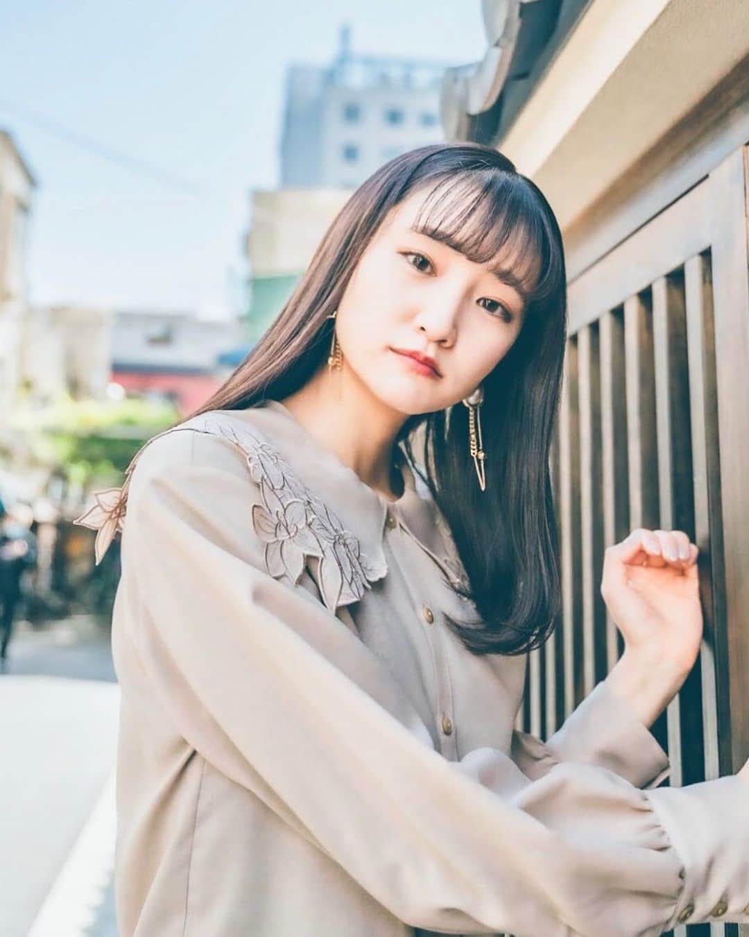 のインスタグラム：「❤︎ このブラウス (@lily_brown_official ) フェミニンにも綺麗めにもなるので お気に入りです👧🏻♡  photo by @katsuki_official_  . . #青山学院大学 #女子大学生 #ミス日本 #一眼レフ #ポートレート #ポートレート撮影 #ポトレ #被写体 #いいね返し #portrait #as_archive #portraitphotography #as_picture #portrait_mood」