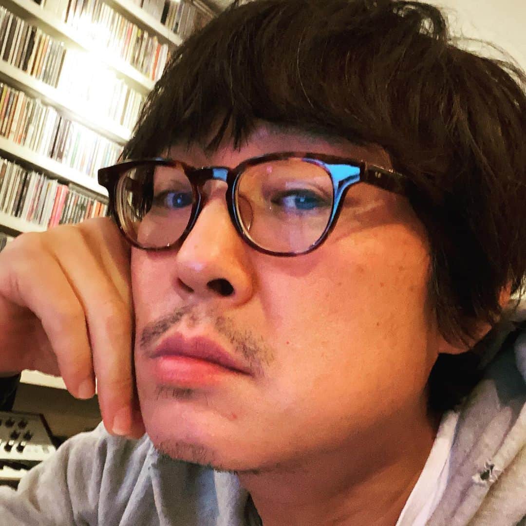 浅田信一のインスタグラム：「編曲業務中。  こないだ前髪がウザくて素人カットしてもらった。まあまあなんとかなるものだ。  夕方ジョギングしたい。」