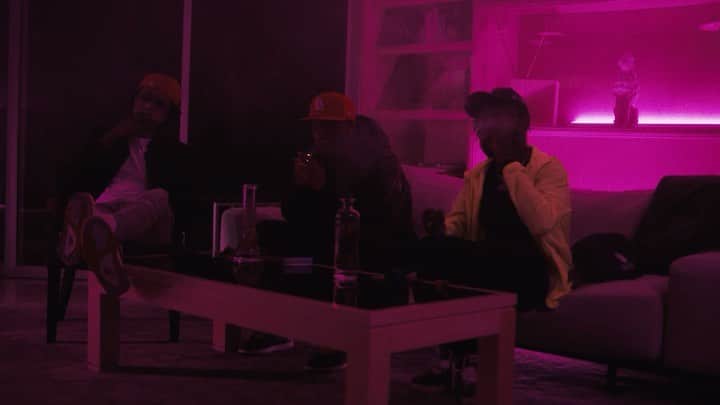 ウィズ・カリファのインスタグラム：「Uh oh 👀 tha vid for “Whats The Move” ft @maxokream just dropped.........🧨Y’all GANGSTERS go to YouTube and checc it out now #taylorgang @mcqueenvioletfog」