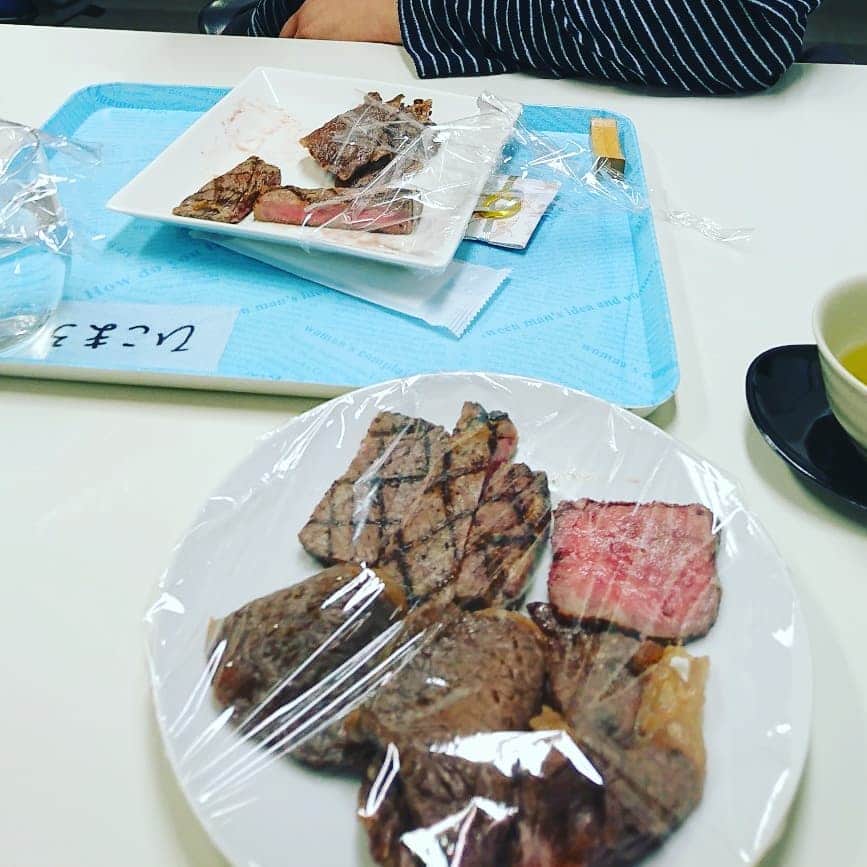 彦摩呂さんのインスタグラム写真 - (彦摩呂Instagram)「昨日は奈良テレビ放送 「ゆうドキッ」生放送 スタッフの皆様、共演者の皆様 番組をご覧になって下さいました 皆様🎵本当にありがとうございました‼️🌸 楽しかったです‼️ そして、そして、奈良のお肉の名店 「福寿館」西田社長～‼️🎵 感謝致します‼️🌸 めっちゃ美味しかったです😆🎵🎵 番組終了後、楽屋に戻ると なんと‼️ 番組でご紹介したお肉が〜〜ッ❤️ トレーのガムテに「ひこまろ」と‼️ エエの⁉️ええの❓ええやんな⁉️ 食べた〜〜〜〜〜ッ‼️‼️ スタッフの優しさに 彦摩呂は包まれて 今日も、生きるのであった。  #彦摩呂#奈良テレビ放送#生放送#福寿館#お肉のおせち#黒毛和牛」11月18日 13時52分 - hikomaro_honmono